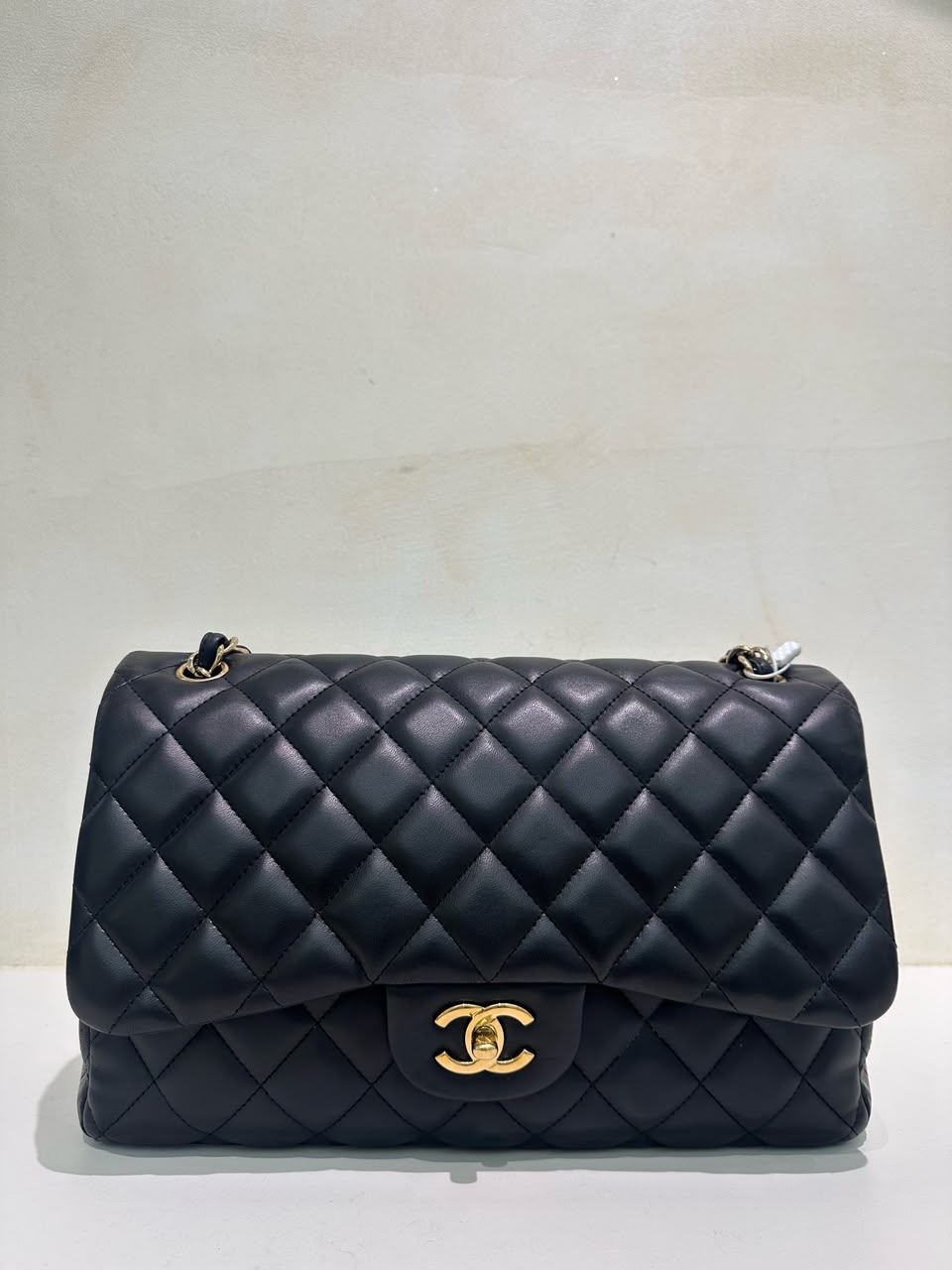 Sac Chanel Jumbo Classic Double Flap cuir agneau noir, vue de l'article seul