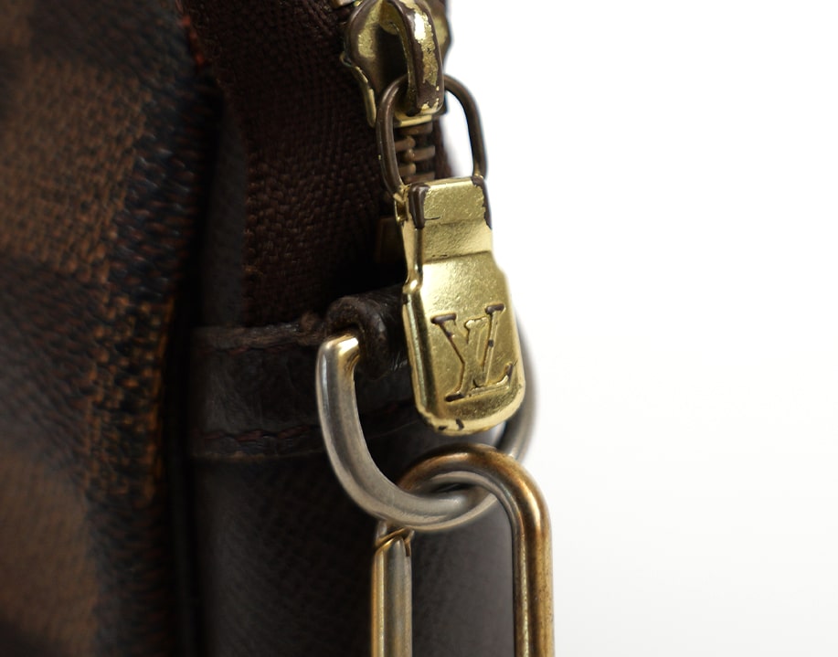 Mini sac Louis Vuitton damier ébène trousse Make up