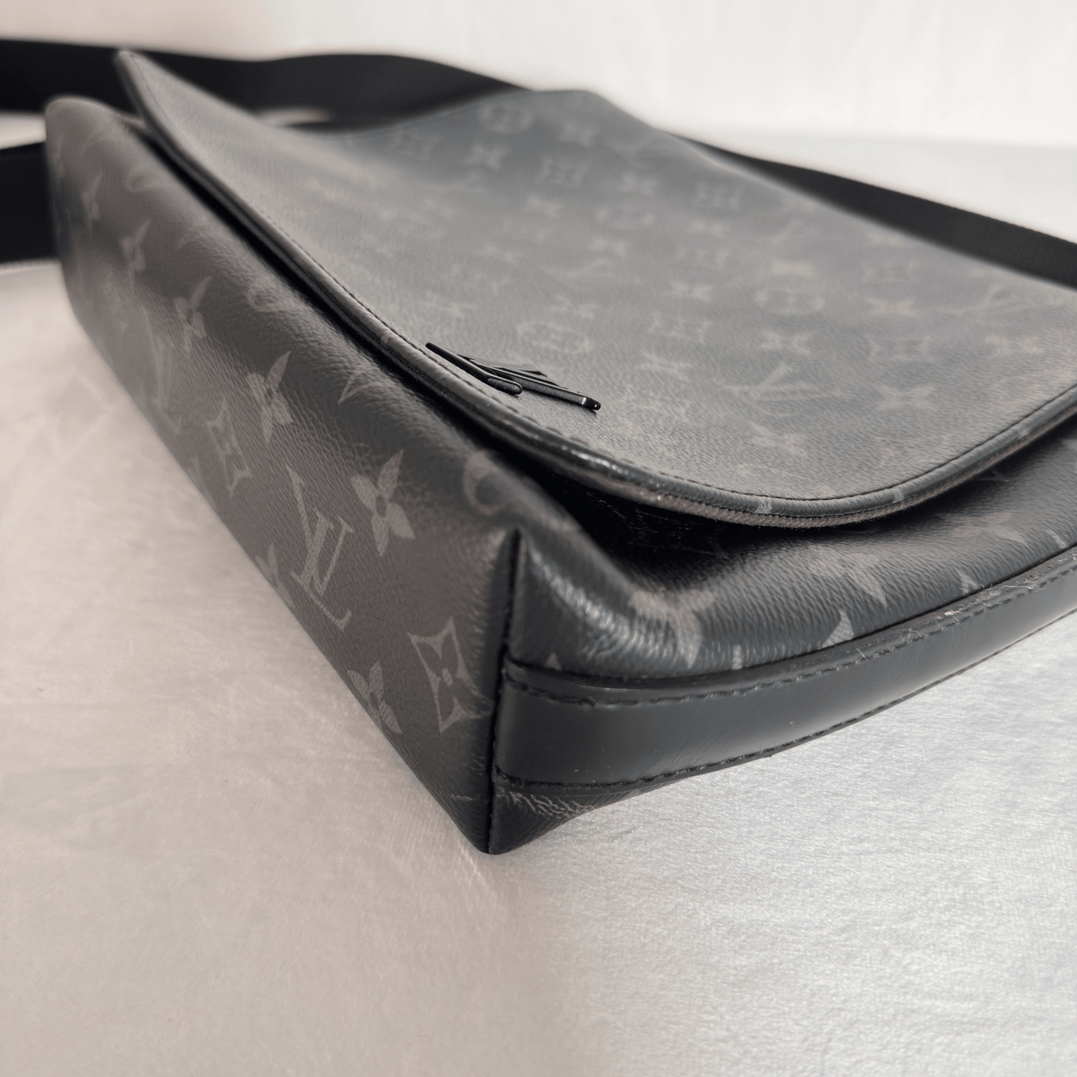 LOUIS VUITTON - DISTRICT PM - TOILE MONOGRAM ECLIPSE