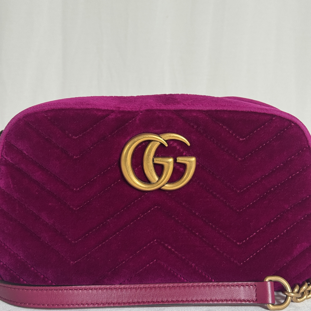 GUCCI - GG MARMONT CAMERA SMALL - VELOURS MATELASSÉ FUCHSIA