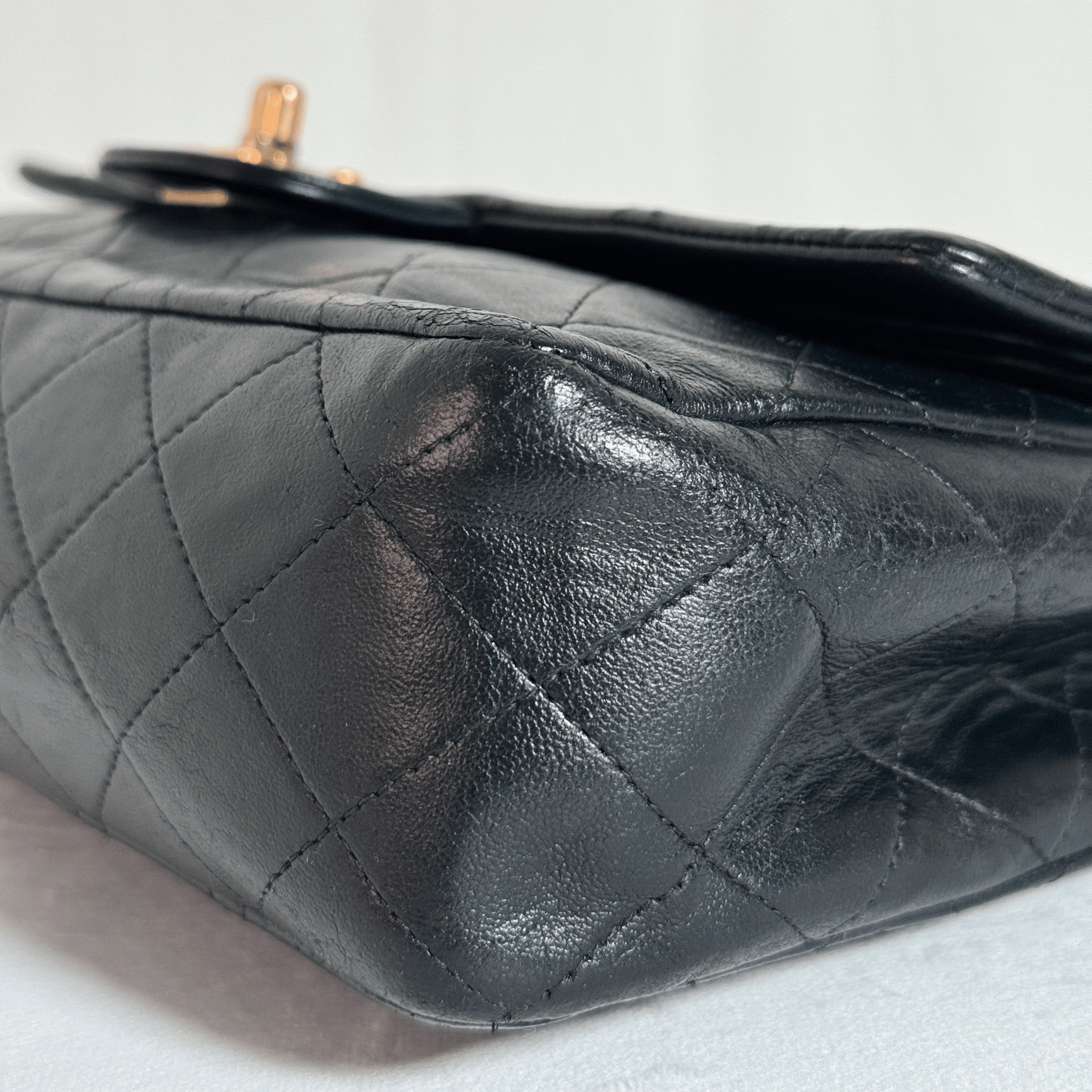 SAC BANDOULIERE CHANEL CLASSIQUE FLAP 25 - CUIR AGNEAU MATELASSE NOIR VINTAGE