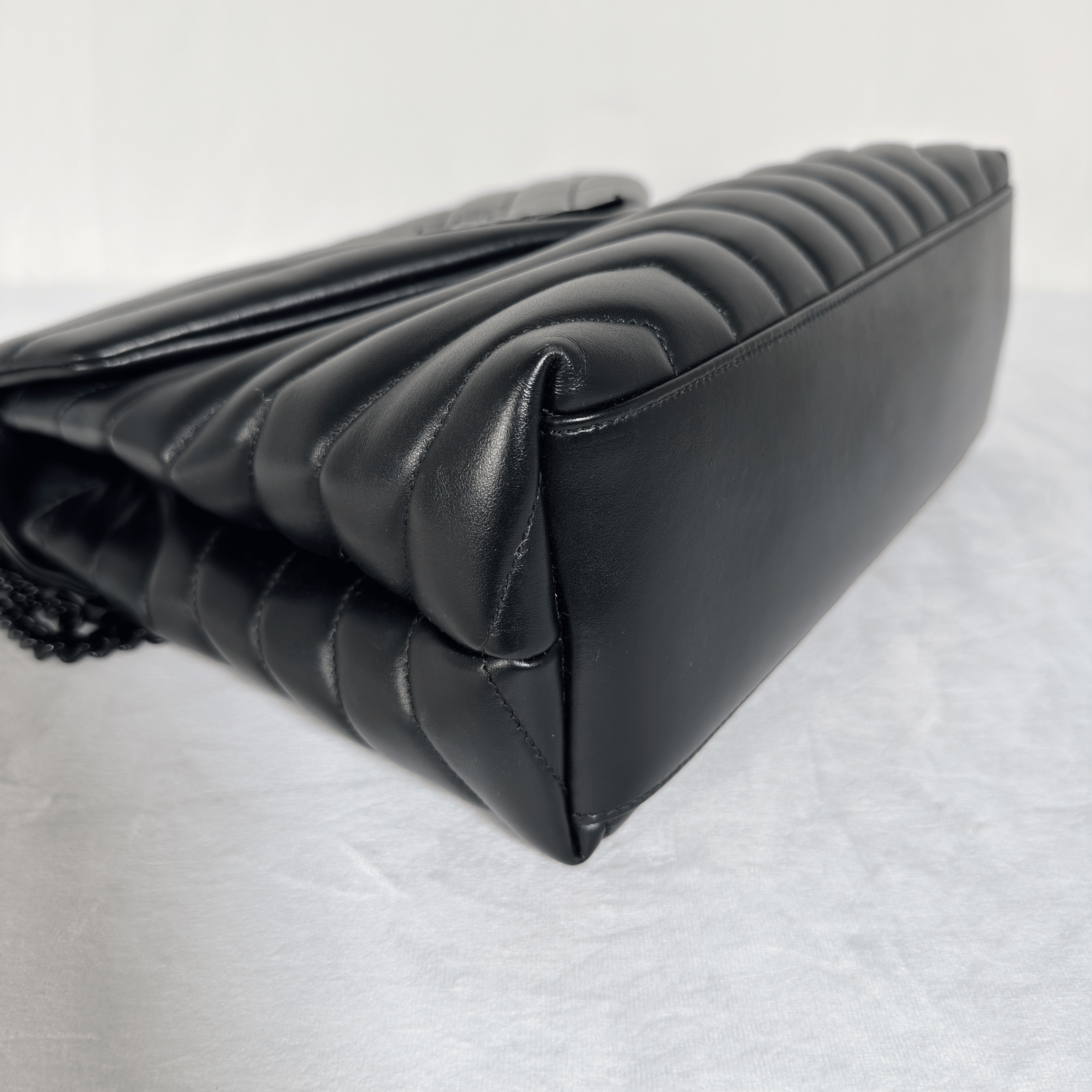 SAINT LAURENT - SAC LOULOU MOYEN - CUIR D'AGNEAU MATELASSÉ NOIR - BIJOUTERIE NOIRE