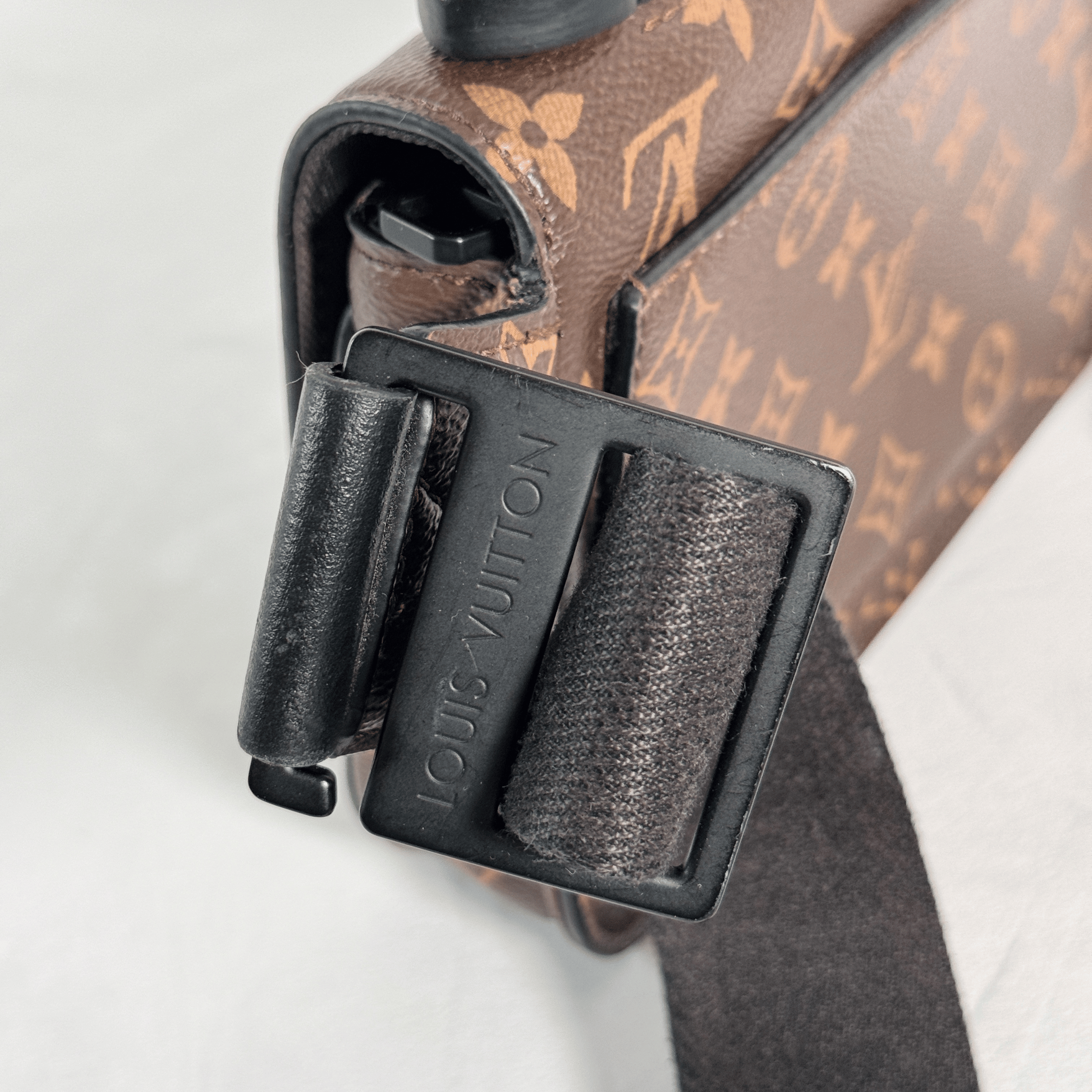 LOUIS VUITTON - S LOCK MESSENGER - TOILE MONOGRAM MACASSAR