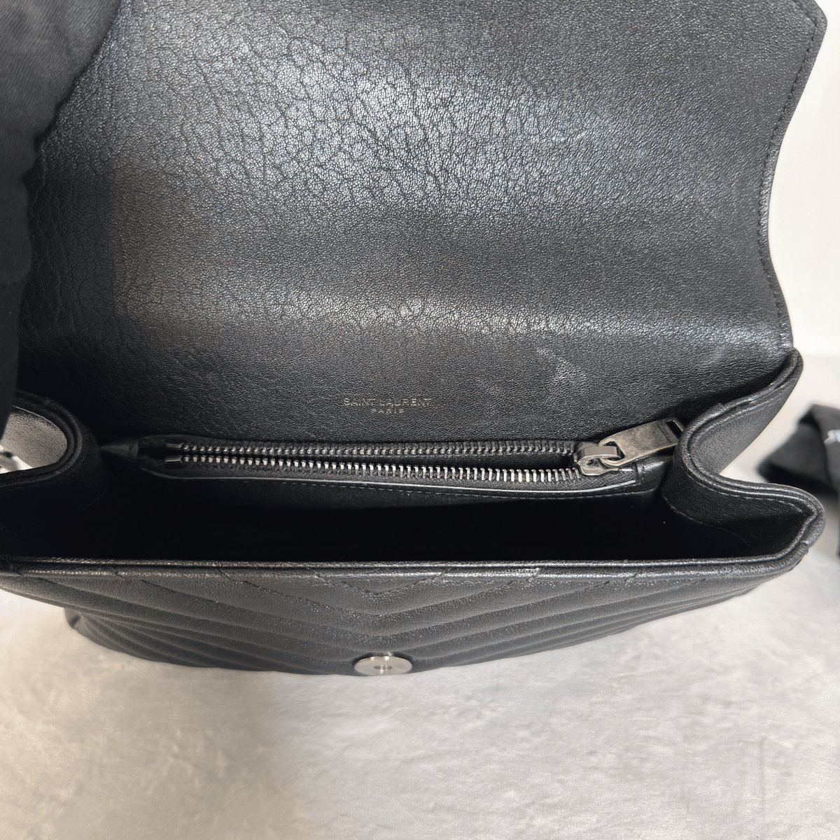 SAINT LAURENT - SAC COLLEGE MEDIUM - CUIR MATELASSE NOIR EFFET VIEILLI - QUINCAILLERIE ARGENT VIEILLI