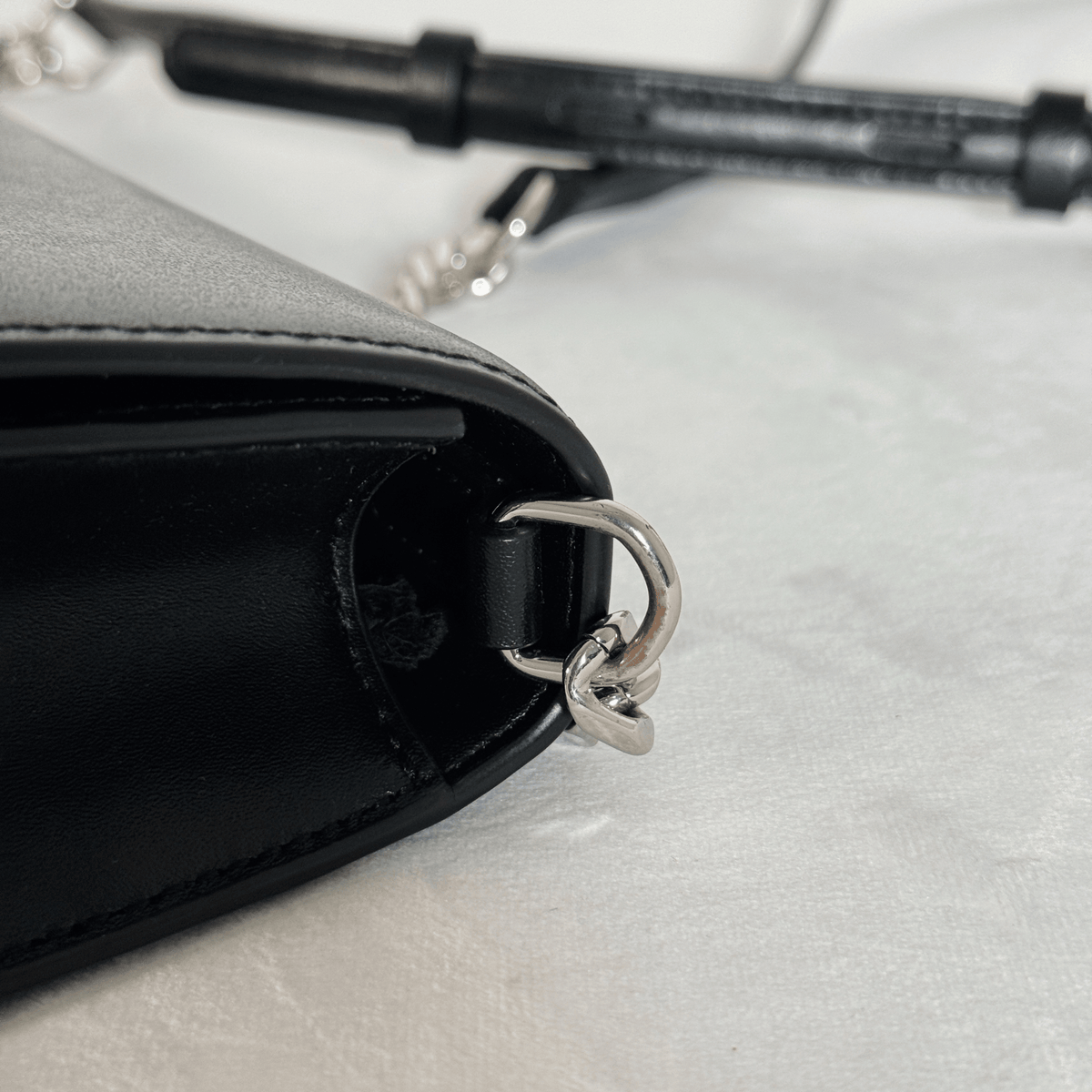 KARL LAGERFELD - SAC BANDOULIERE - CUIR LISSE NOIR - LOGO KARL PAILLETE