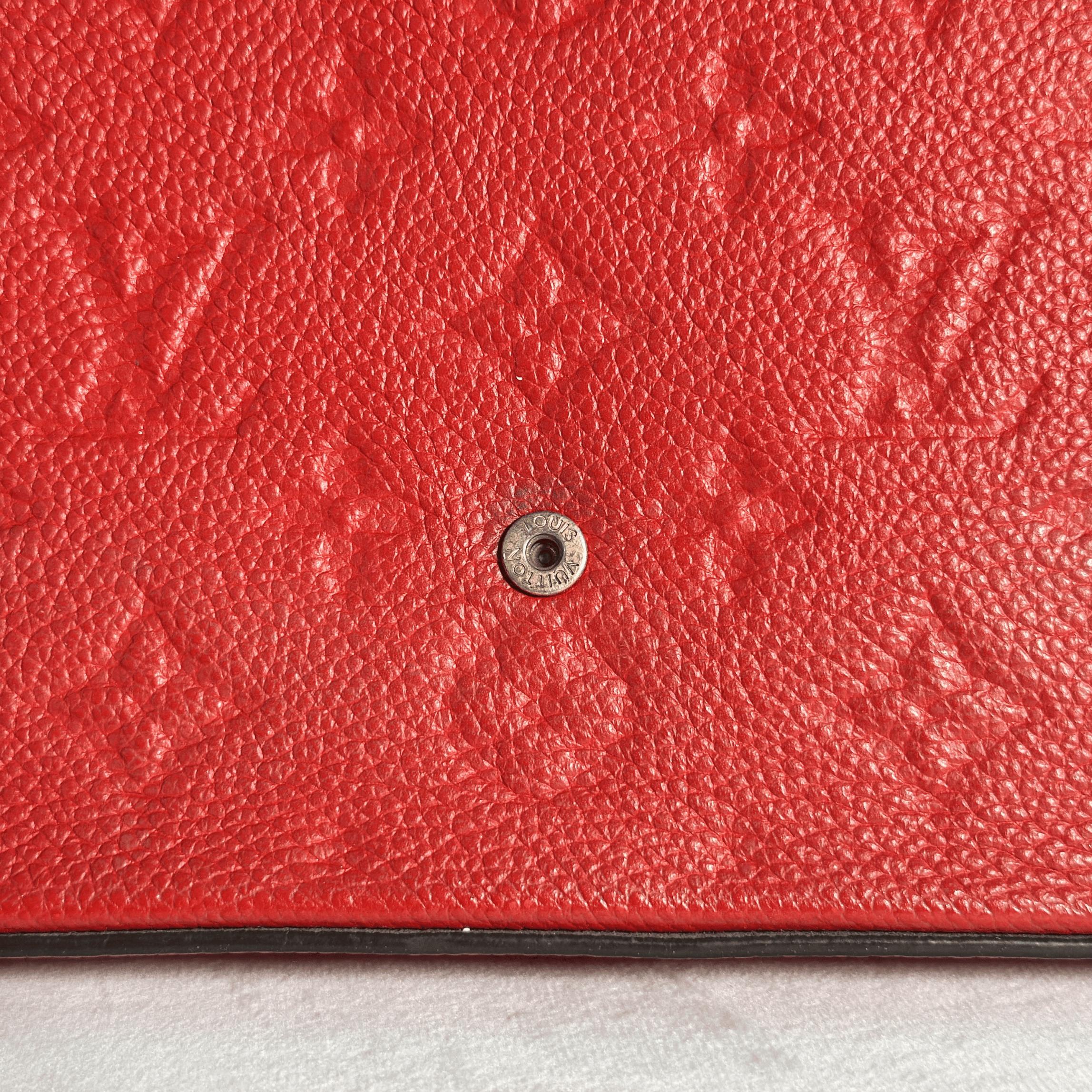 POCHETTE LOUIS VUITTON FELICIE –  CUIR EMPREINTE ROUGE
