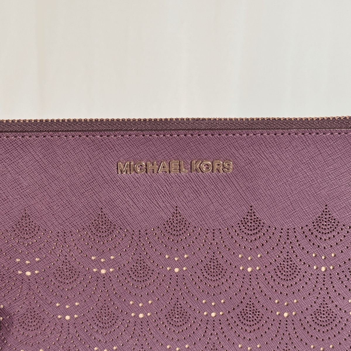 MICHAEL KORS - POCHETTE JET SET TRAVEL - CUIR SAFFIANO AJOURE VIOLET PRUNE