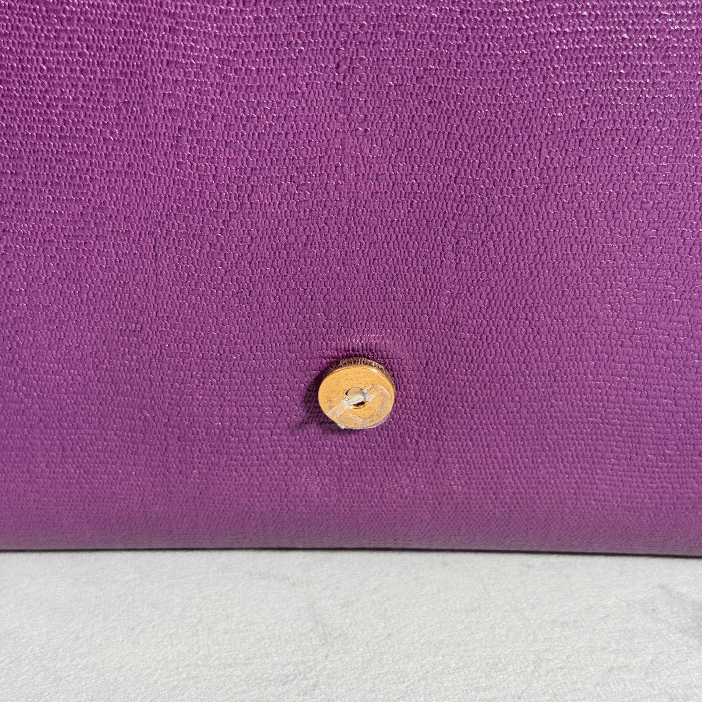 POCHETTE CLUTCH YVES SAINT LAURENT CHYC LIGNE Y - CUIR TEXTURE VIOLET - La Belle Boutique