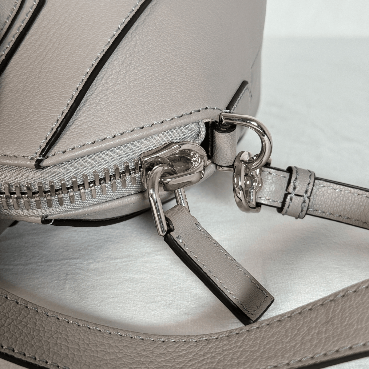 GIVENCHY - ANTIGONA MINI - CUIR GRAINE GRIS PERLE - BANDOULIERE AMOVIBLE
