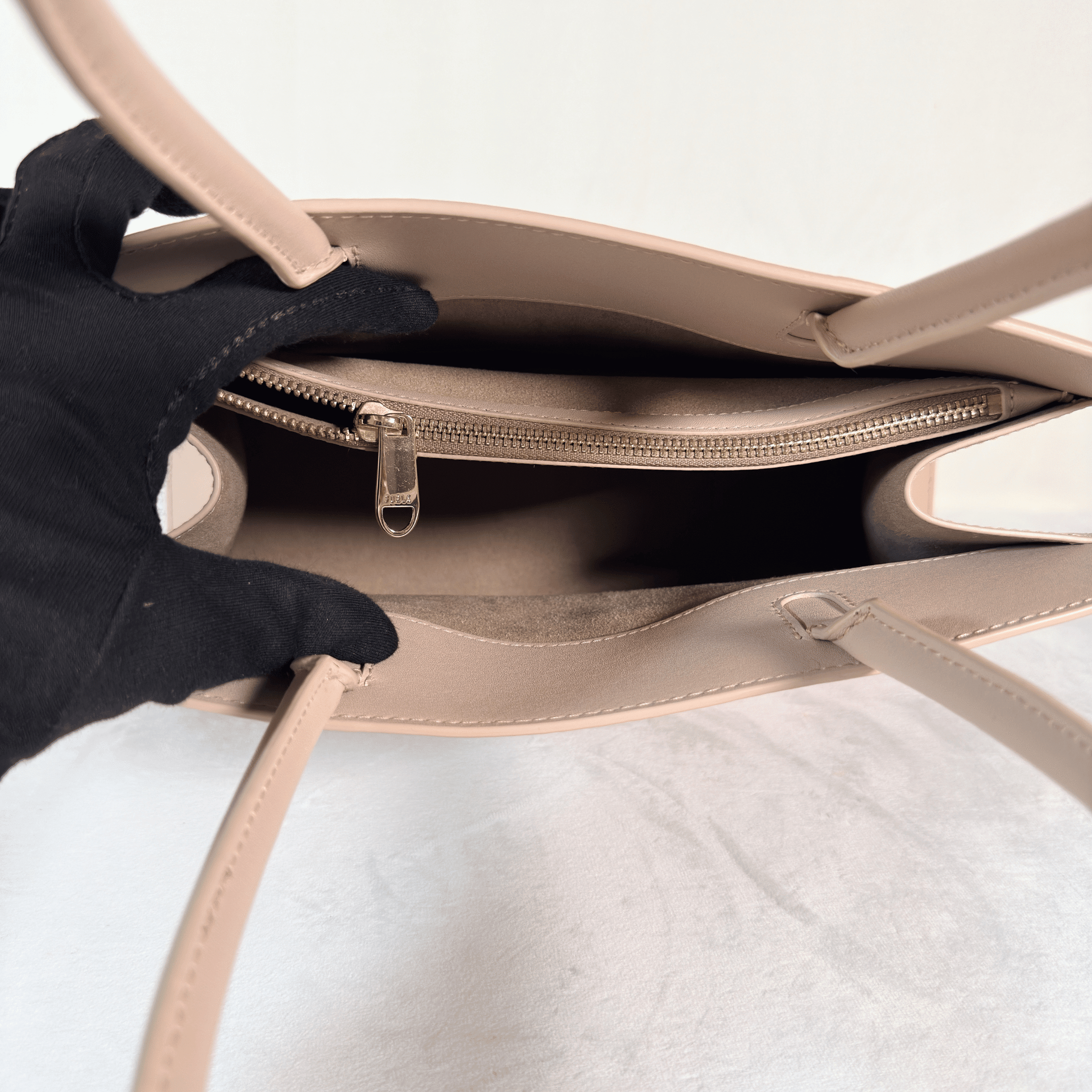 SAC PORTE MAIN FURLA FLOW - CUIR GREIGE - La Belle Boutique