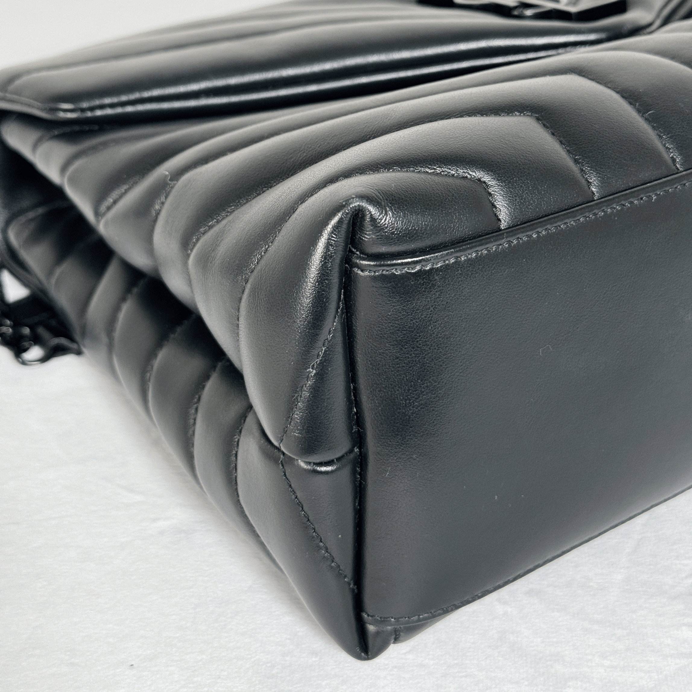 SAINT LAURENT - SAC LOULOU MOYEN - CUIR D'AGNEAU MATELASSÉ NOIR - BIJOUTERIE NOIRE
