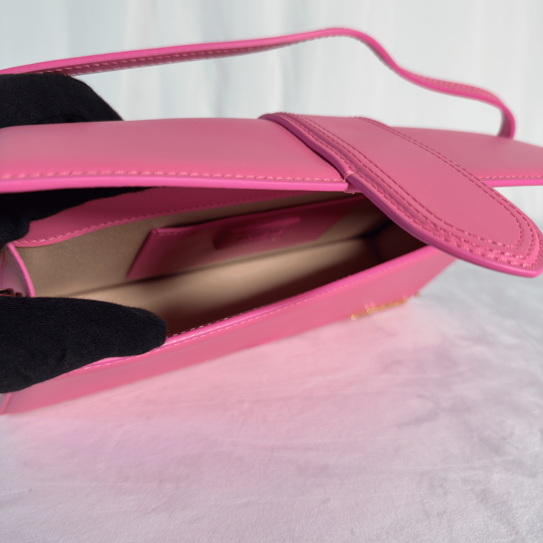 JACQUEMUS - SAC LE BAMBINO LONG - CUIR LISSE ROSE FUCHSIA