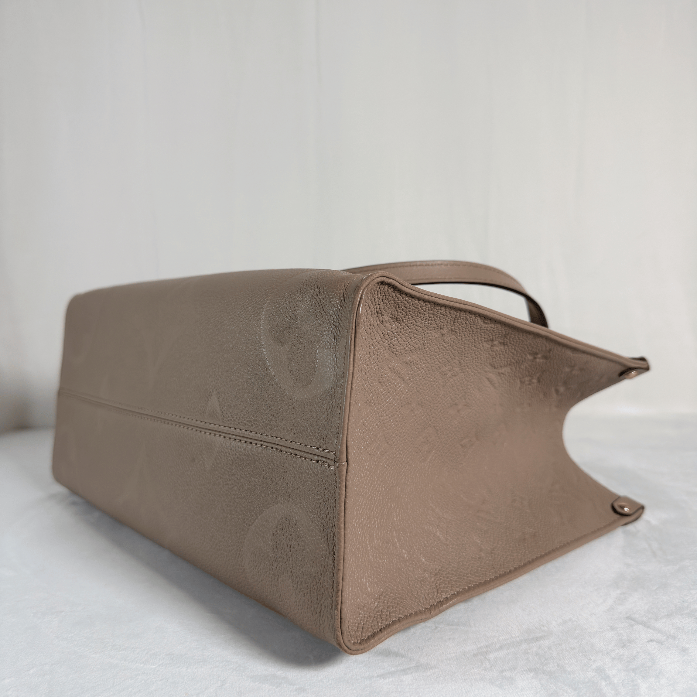 CABAS LOUIS VUITTON ONTHEGO MM - CUIR MONOGRAM EMPREINTE TOURTERELLE