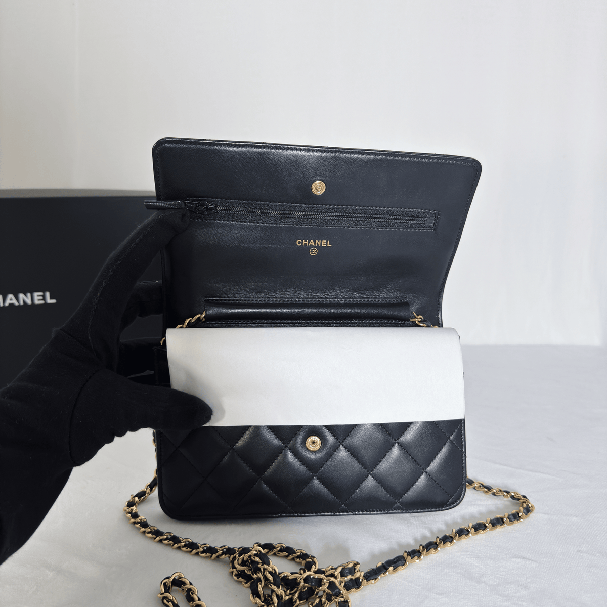 CHANEL - WALLET ON CHAIN  CLASSIQUE - CUIR D'AGNEAU MATELASSÉ NOIR
