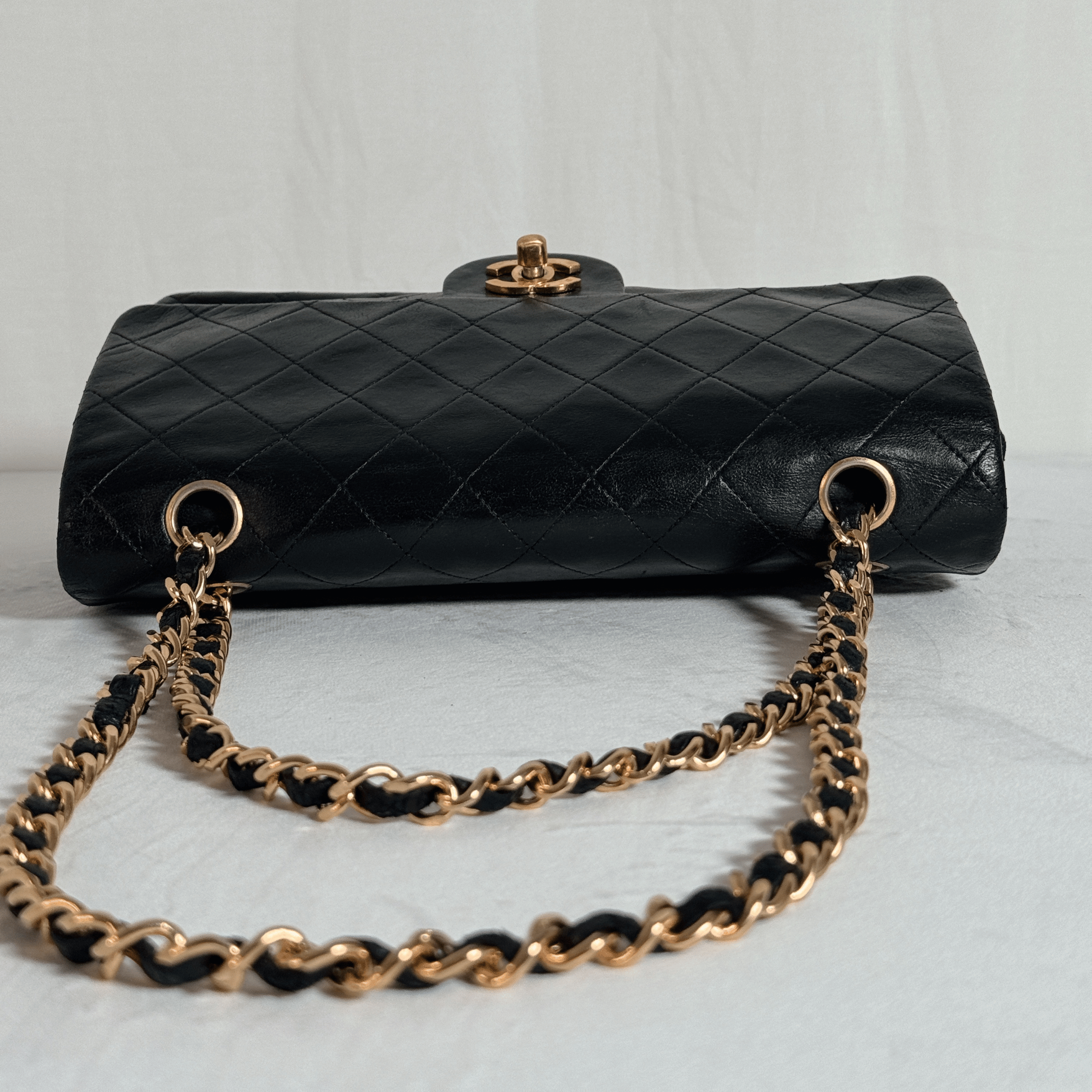 SAC BANDOULIERE CHANEL CLASSIQUE FLAP 25 - CUIR AGNEAU MATELASSE NOIR VINTAGE