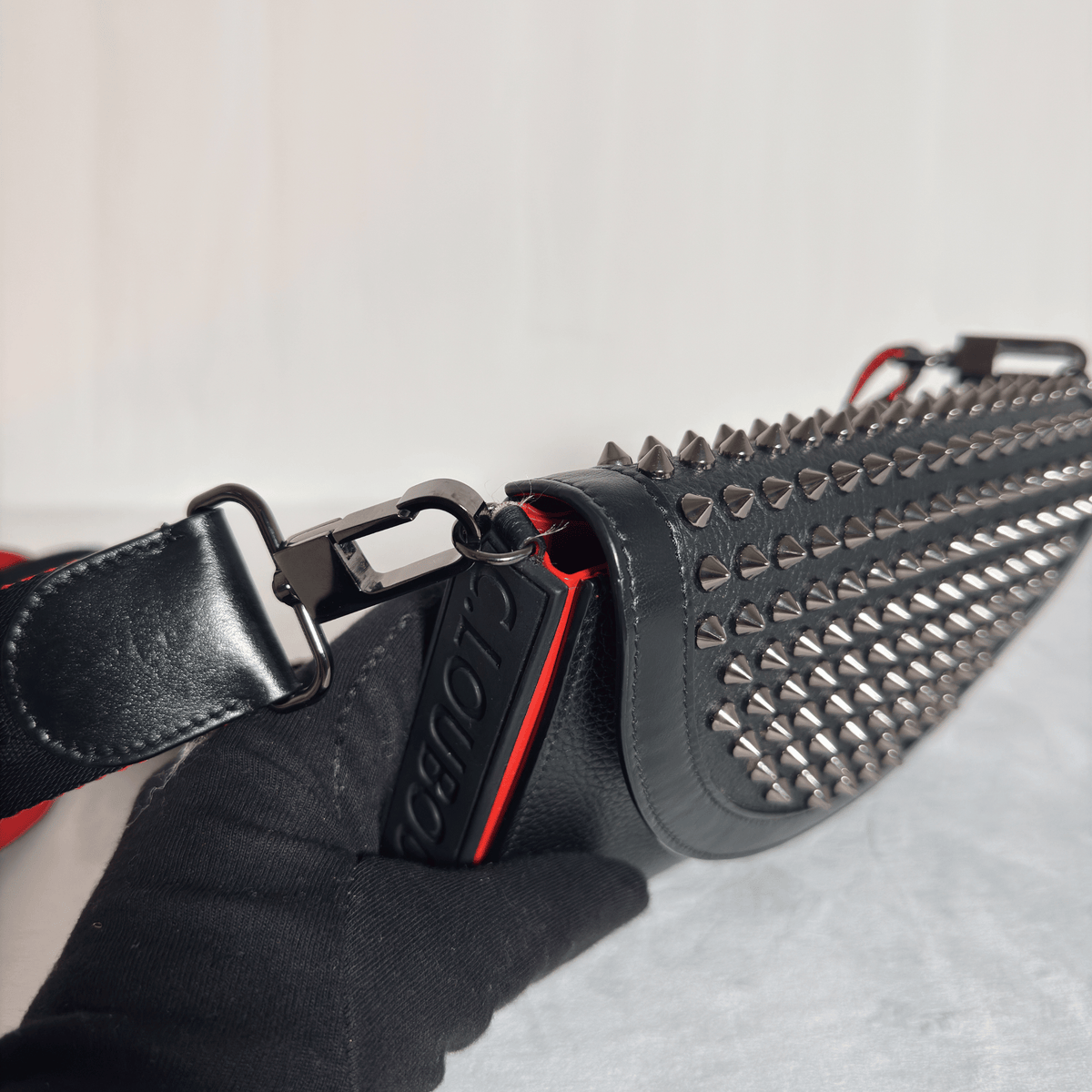 CHRISTIAN LOUBOUTIN - WALLET ON CHAIN EXPLORAFUNK - CUIR GRAINÉ NOIR ET SPIKES