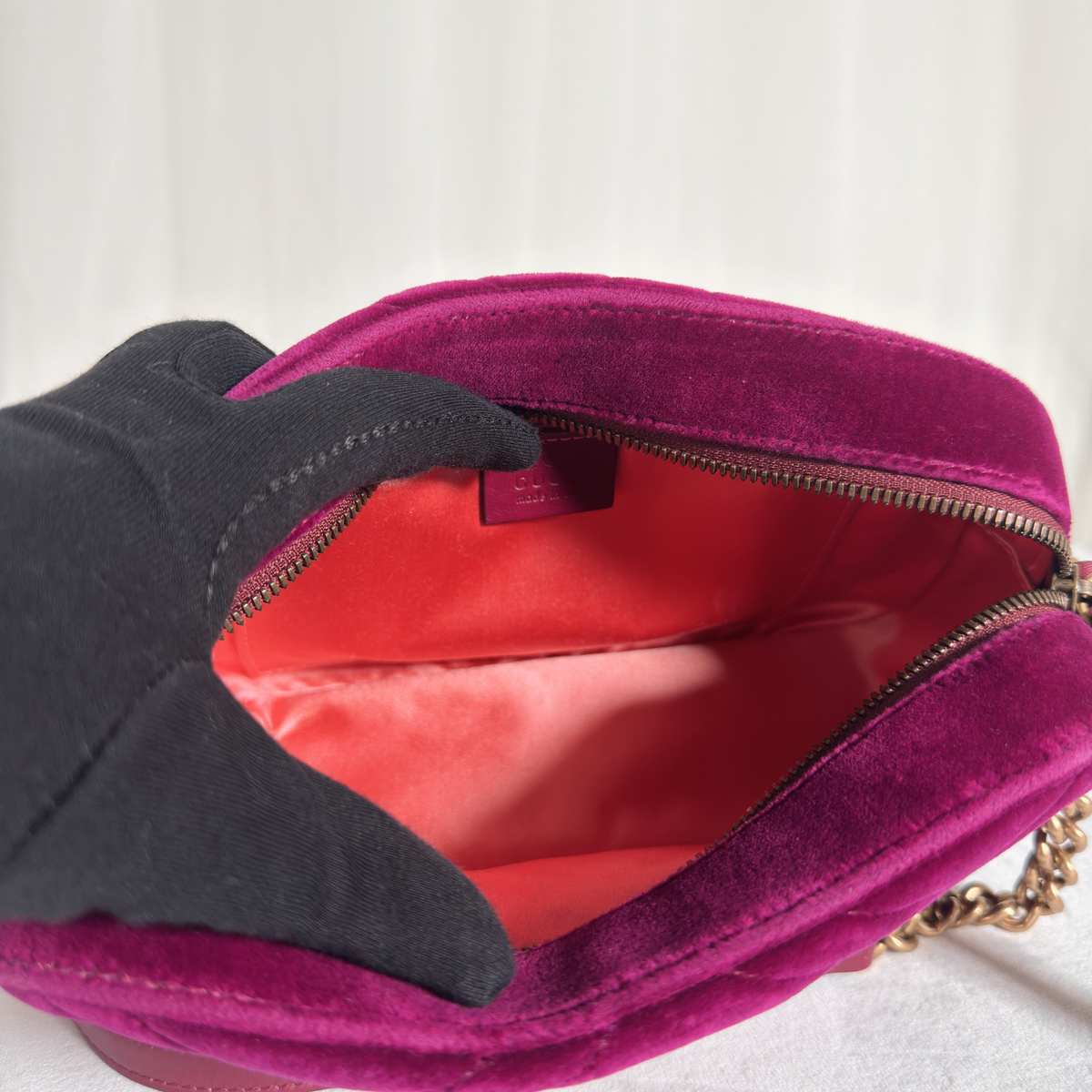 GUCCI - GG MARMONT CAMERA SMALL - VELOURS MATELASSÉ FUCHSIA