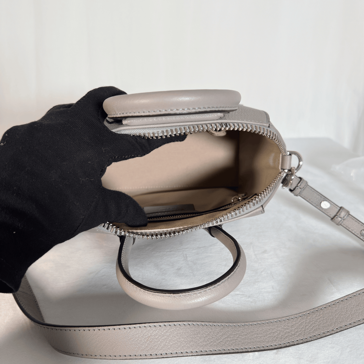 GIVENCHY - ANTIGONA MINI - CUIR GRAINE GRIS PERLE - BANDOULIERE AMOVIBLE