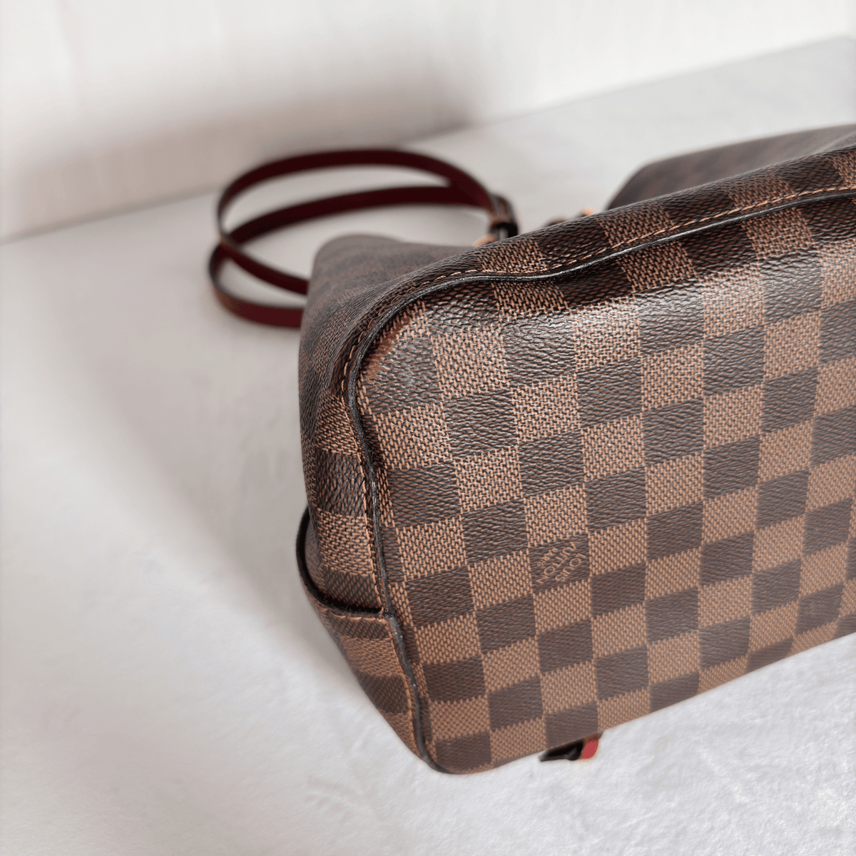 LOUIS VUITTON - NEO NOE MM - TOILE DAMIER EBENE - GARNITURE ROUGE