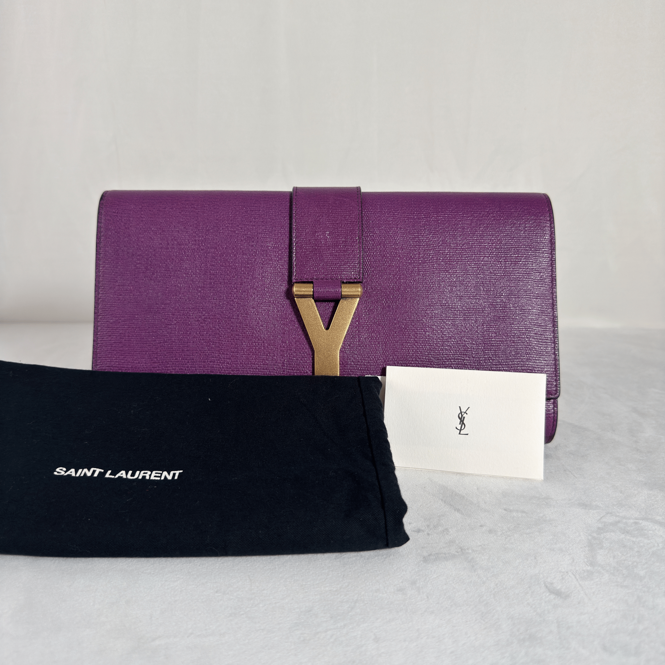 POCHETTE CLUTCH YVES SAINT LAURENT CHYC LIGNE Y - CUIR TEXTURE VIOLET - La Belle Boutique