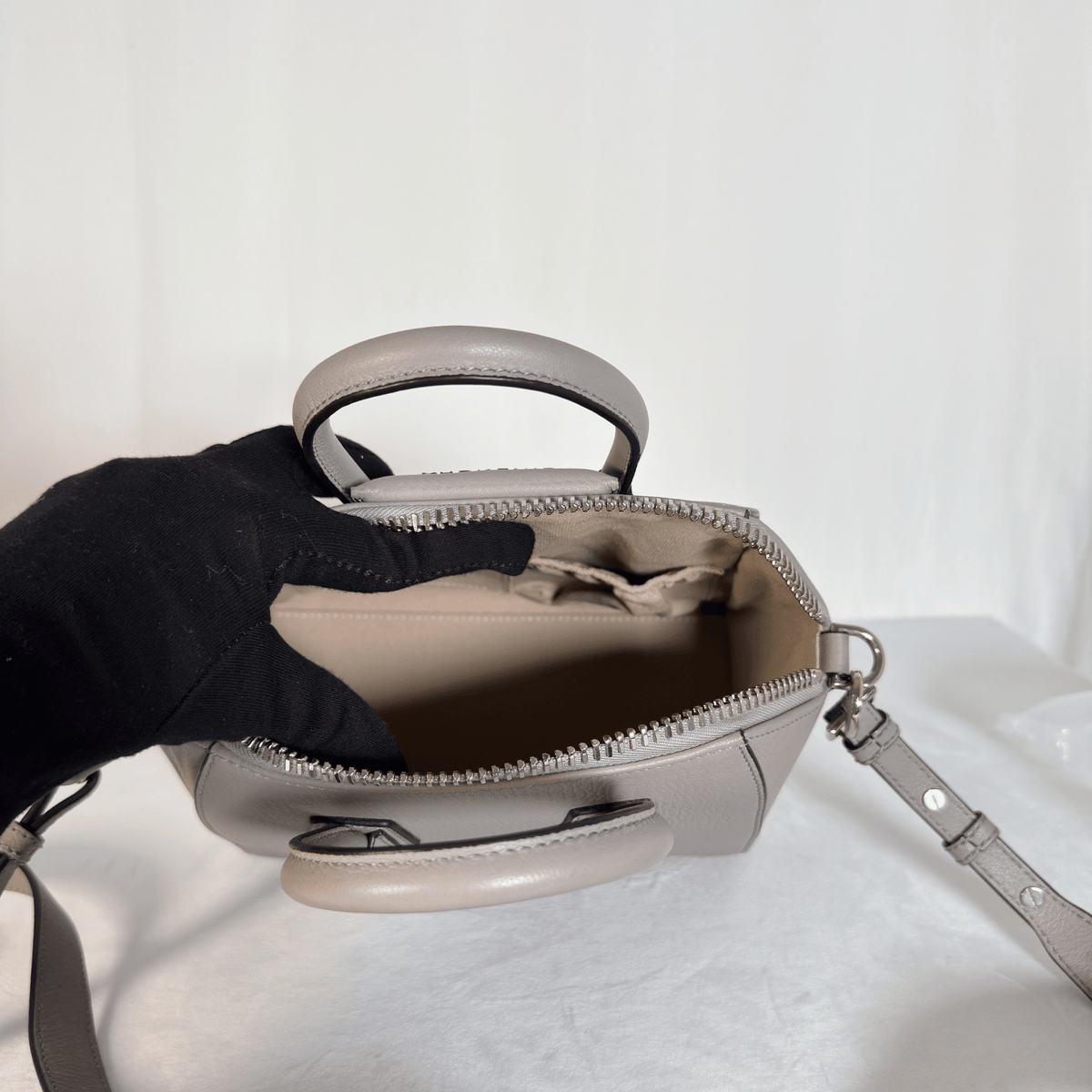 GIVENCHY - ANTIGONA MINI - CUIR GRAINE GRIS PERLE - BANDOULIERE AMOVIBLE