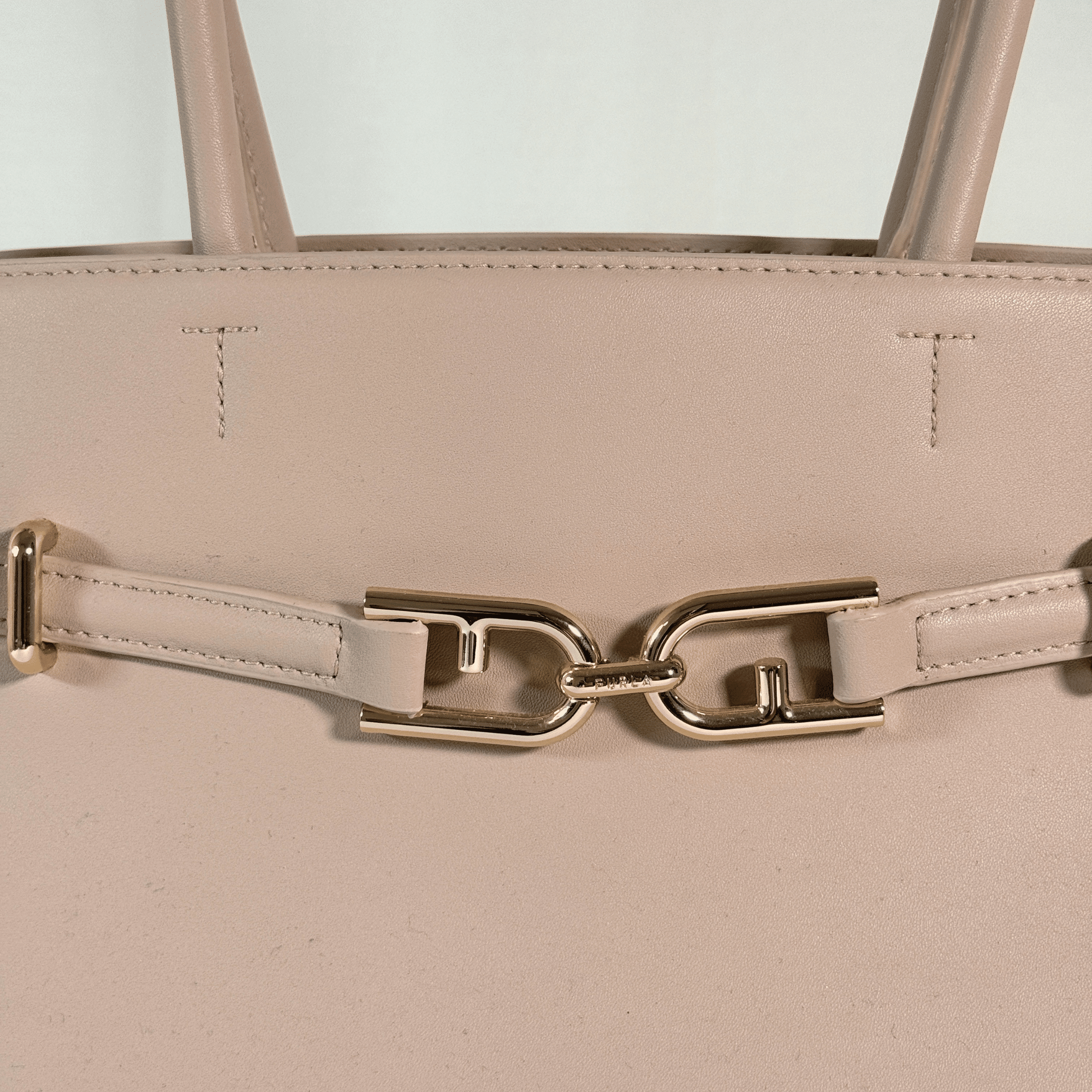 SAC PORTE MAIN FURLA FLOW - CUIR GREIGE - La Belle Boutique
