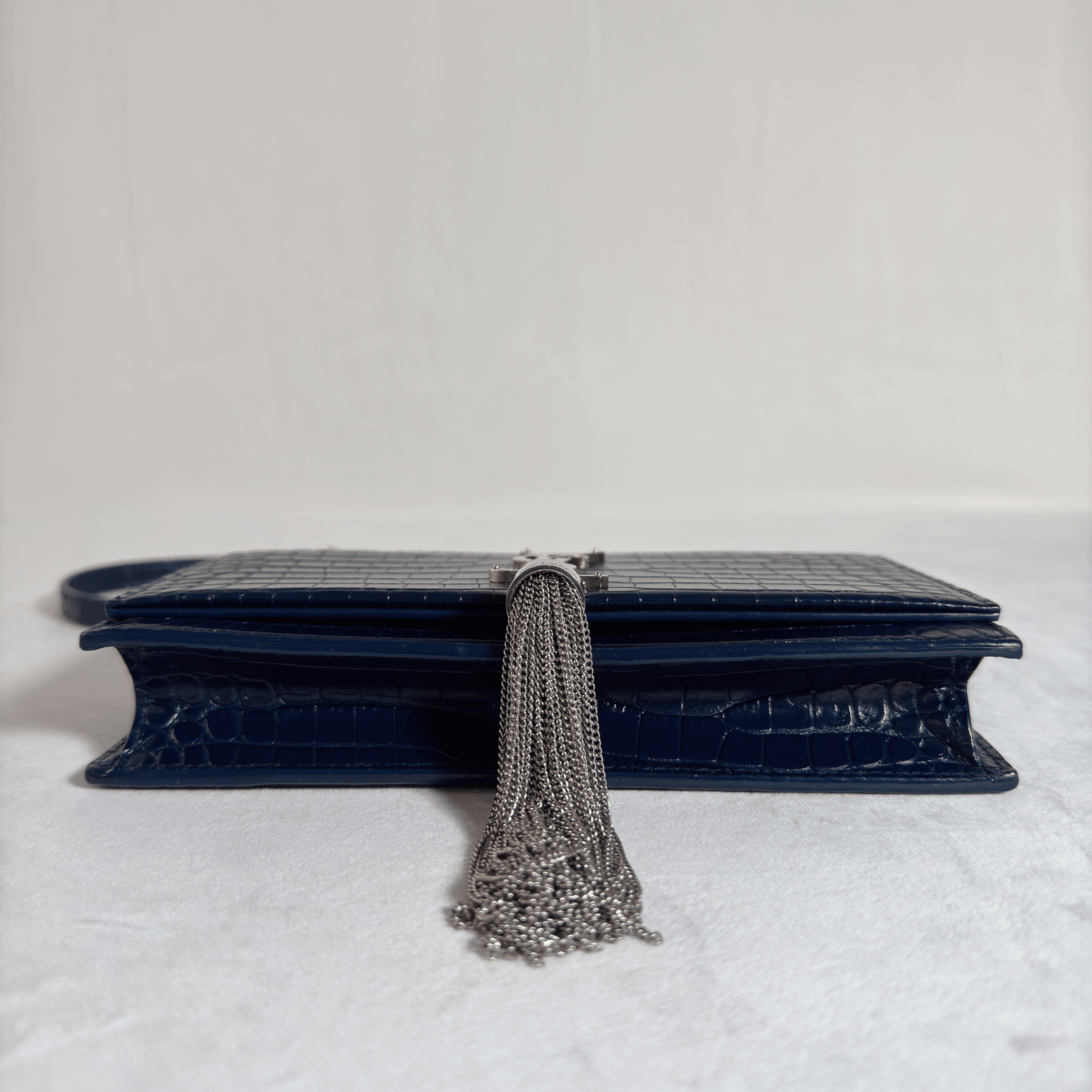 SAC SAINT LAURENT KATE TASSEL - CUIR EMBOSSE CROCDILE BLEU NUIT - La Belle Boutique