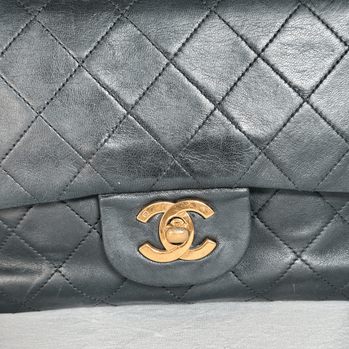 CHANEL - CLASSIQUE TIMELESS SMALL 23 - CUIR AGNEAU NOIR - QUINCAILLERIE DORÉE