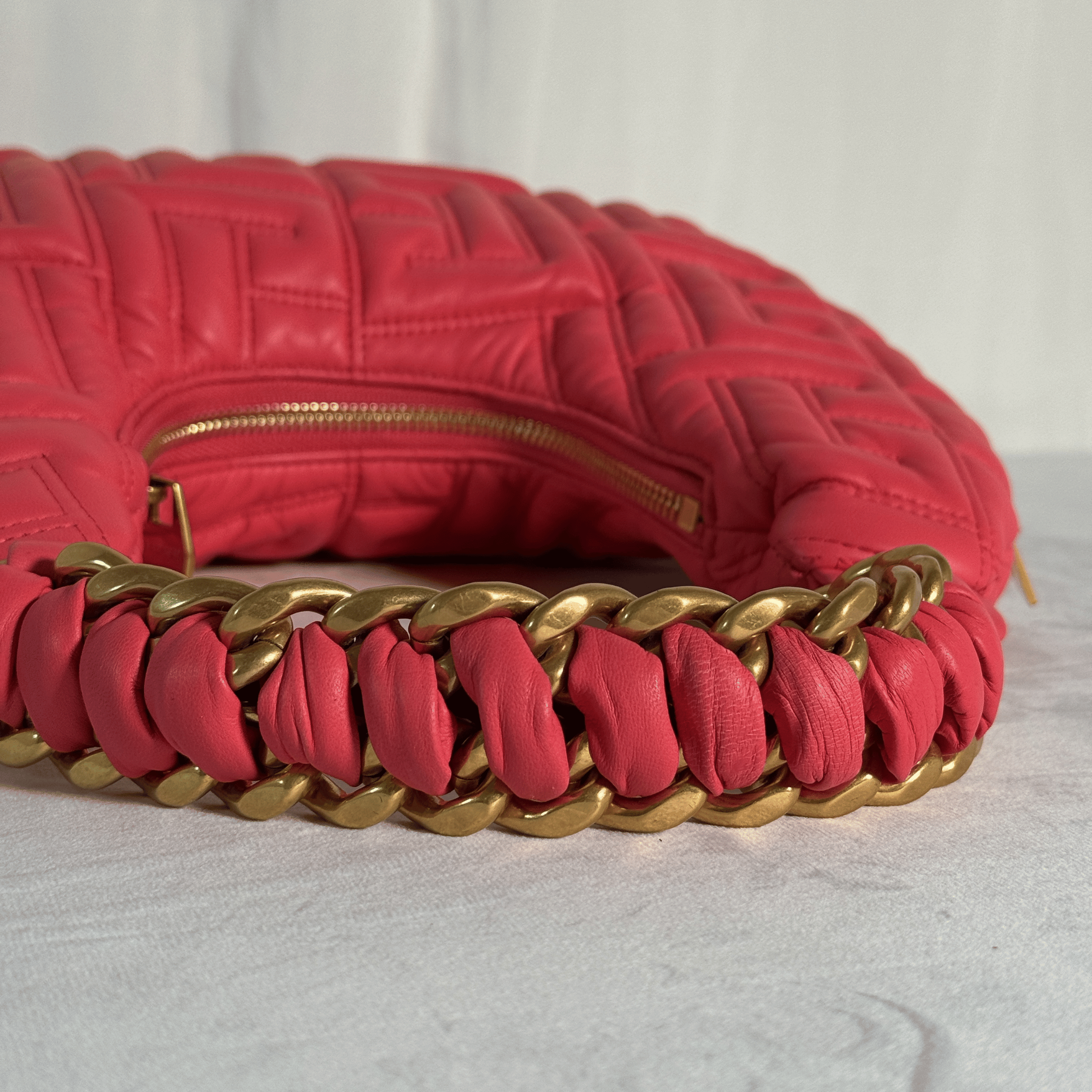 BALMAIN - SAC EPAULE PILLOW - CUIR MATELASSE MONOGRAMME ROSE FUCHSIA