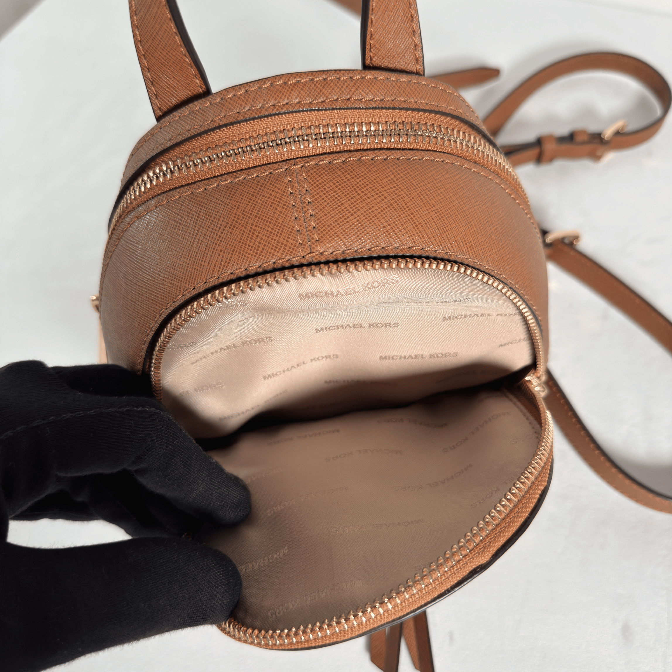 MICHAEL KORS - RHEA XTRA SMALL BACKPACK CONVERTIBLE - CUIR SAFFIANO CAMEL