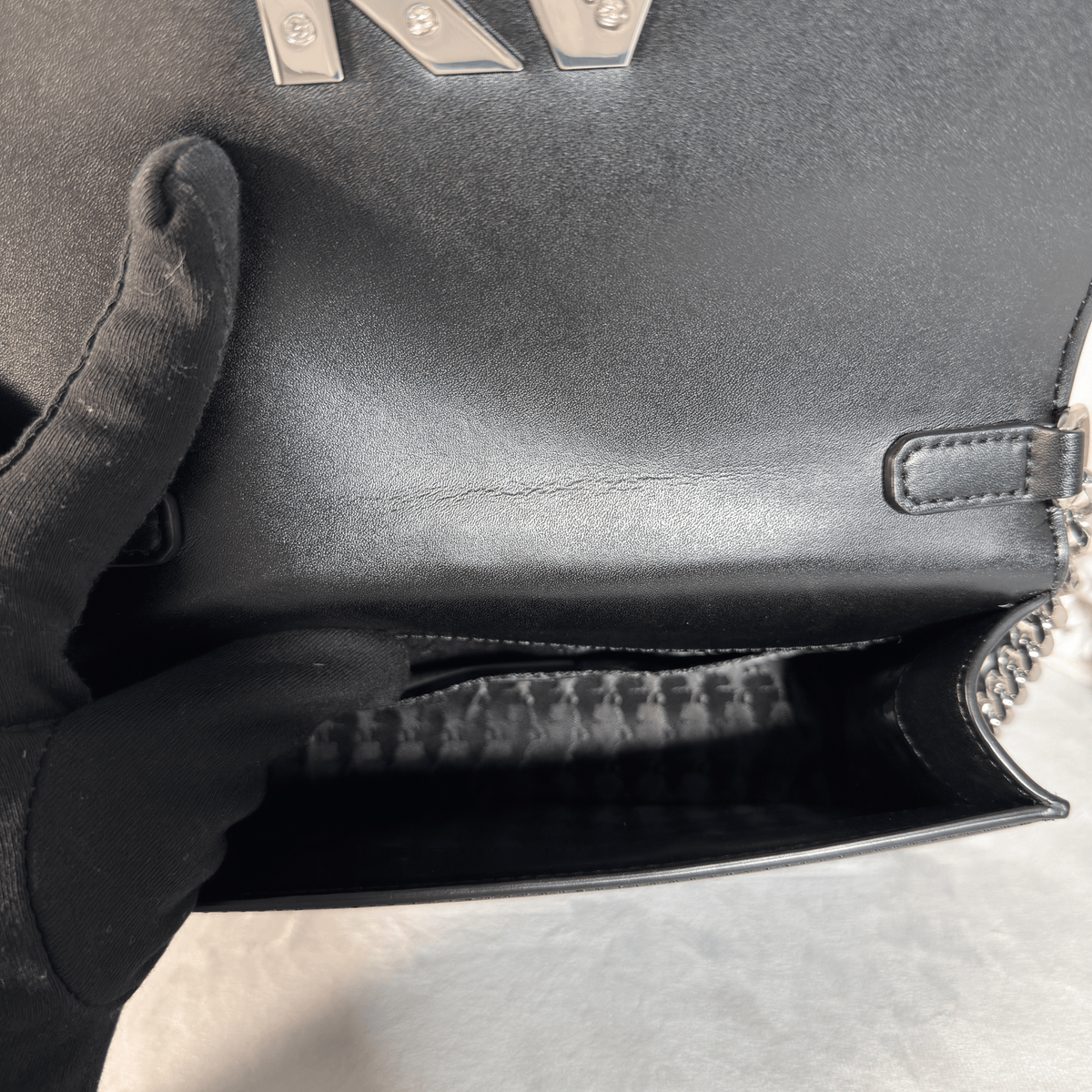 KARL LAGERFELD - SAC BANDOULIERE - CUIR LISSE NOIR - LOGO KARL PAILLETE