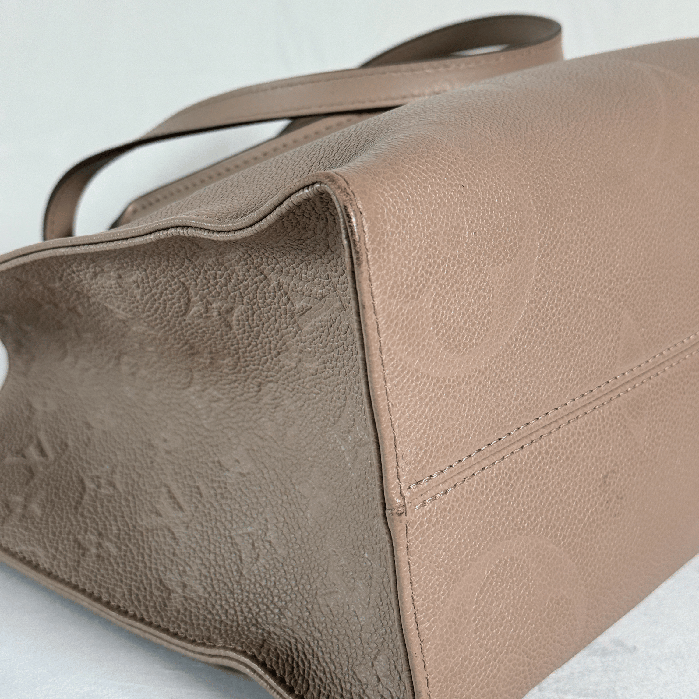 CABAS LOUIS VUITTON ONTHEGO MM - CUIR MONOGRAM EMPREINTE TOURTERELLE