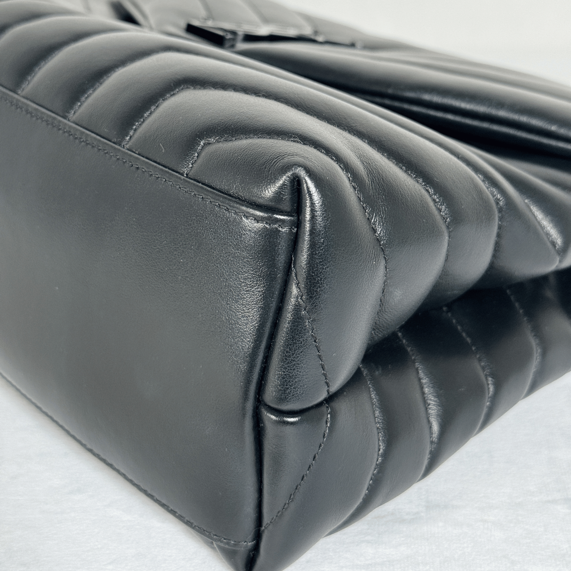 SAINT LAURENT - SAC LOULOU MOYEN - CUIR D'AGNEAU MATELASSÉ NOIR - BIJOUTERIE NOIRE