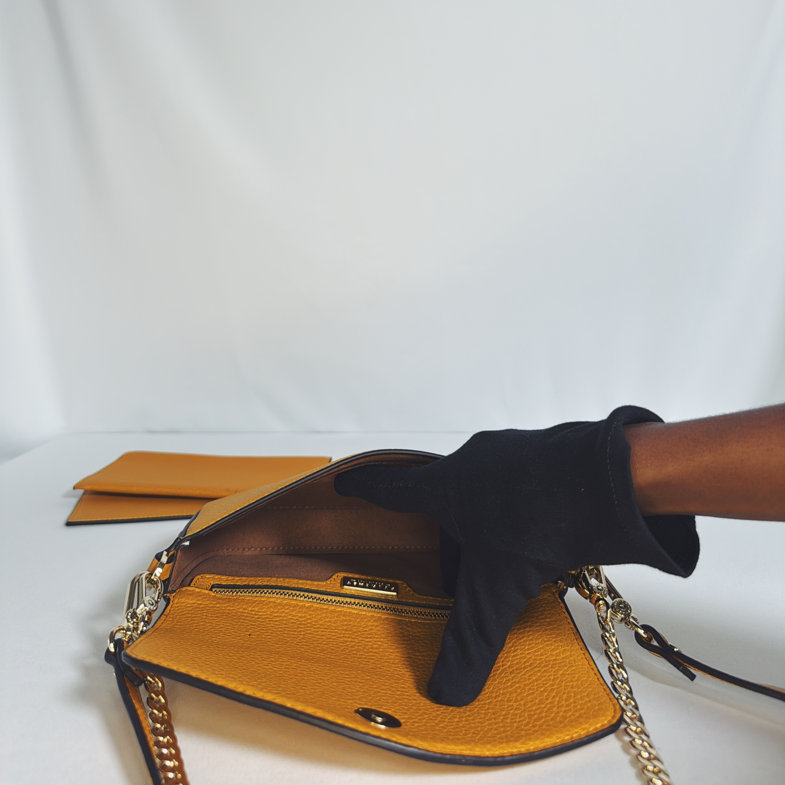 Sac pochette Pourchet Le Club safran en cuir grainé