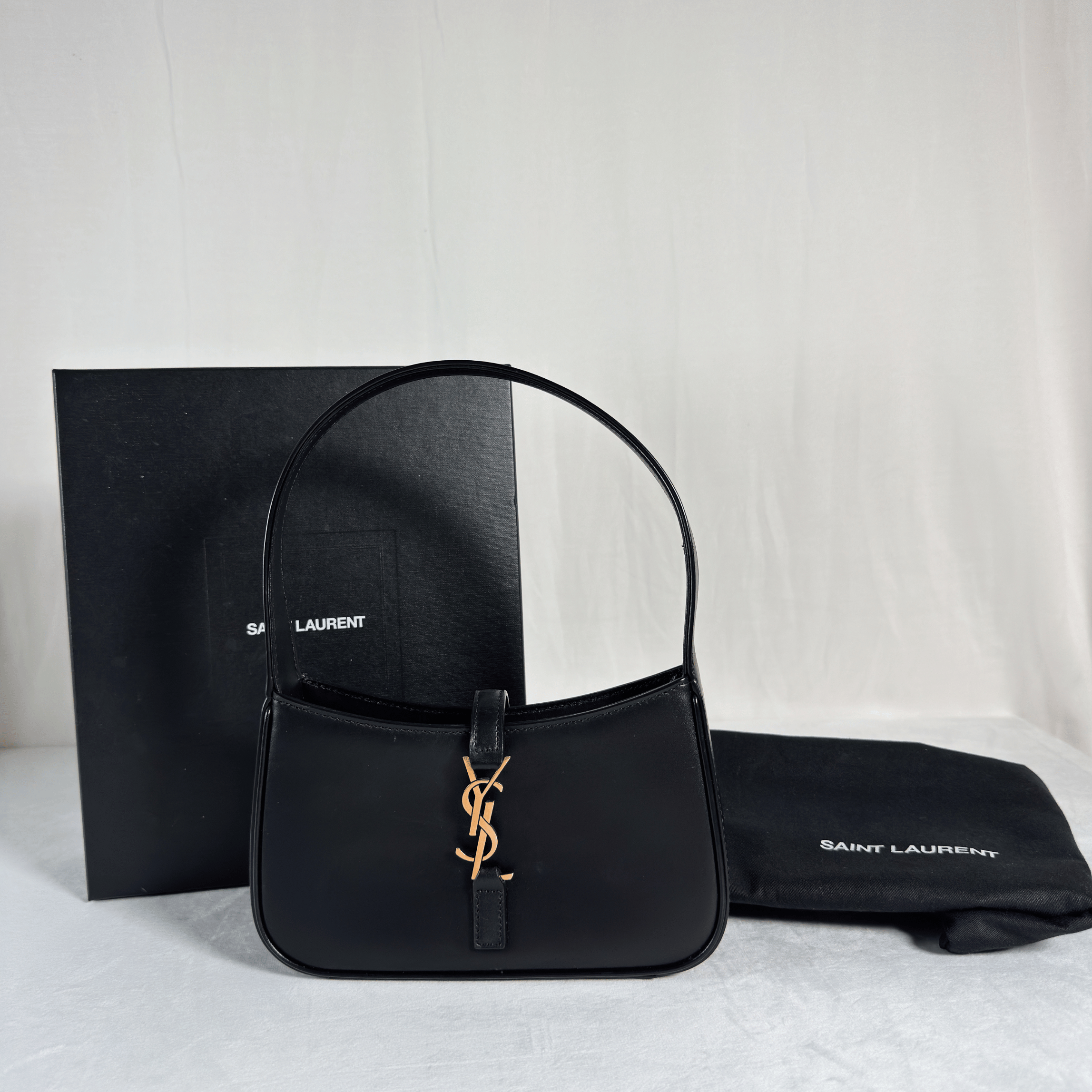 SAC A MAIN SAINT LAURENT LE 5 A 7 MINI - CUIR LISSE NOIR, CASSANDRE DOREE