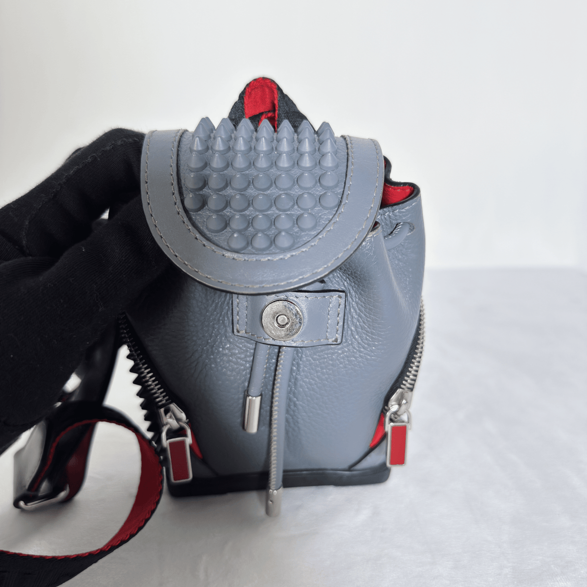 CHRISTIAN LOUBOUTIN - MINI SAC À DOS EXPLORAFUNK - CUIR GRAINE GRIS ET SPIKES - La Belle Boutique