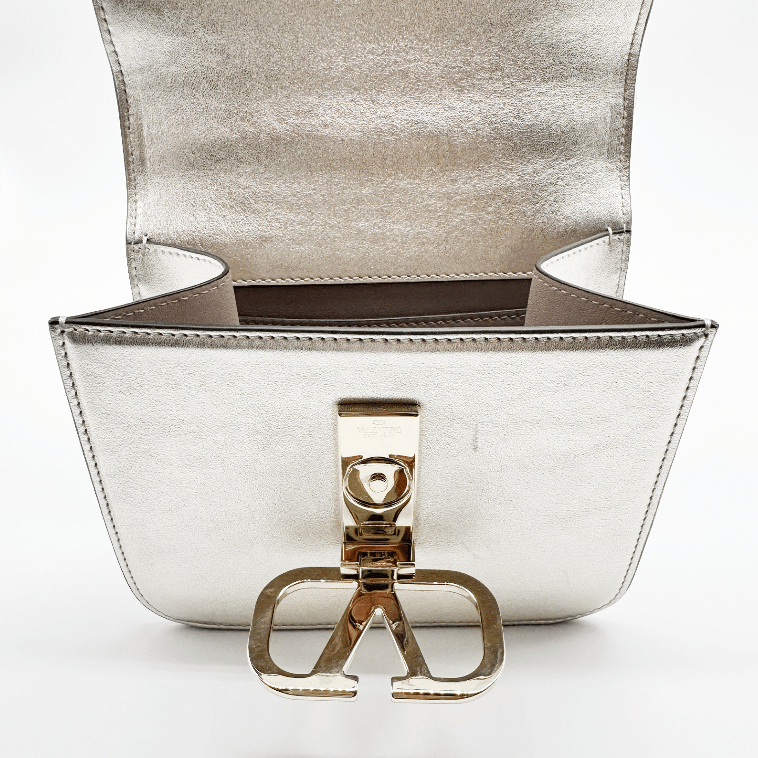 SAC VALENTINO GARAVANI VSLING SMALL EN CUIR GRAINÉ MÉTALLISÉ ARGENTÉ