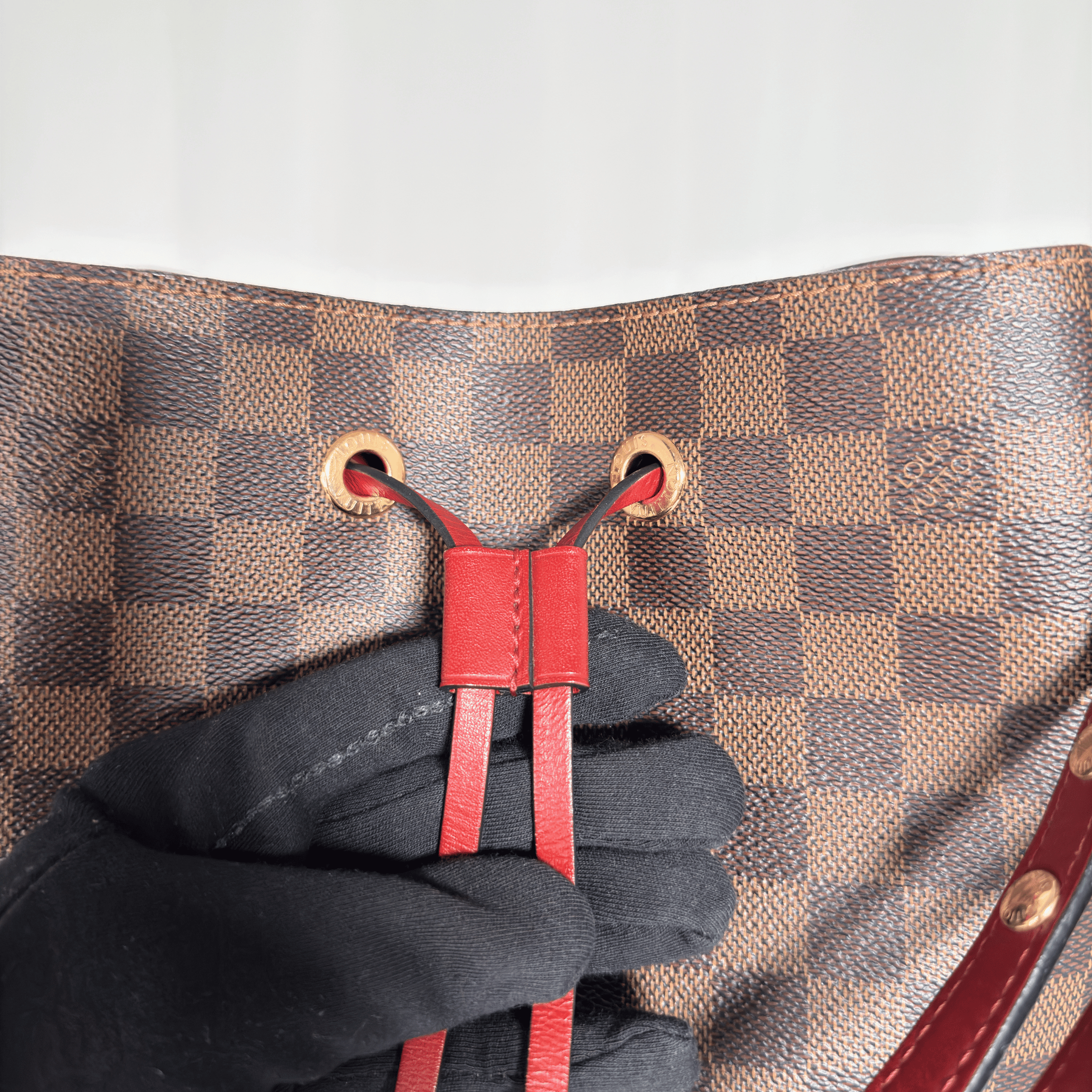 LOUIS VUITTON - NEO NOE MM - TOILE DAMIER EBENE - GARNITURE ROUGE