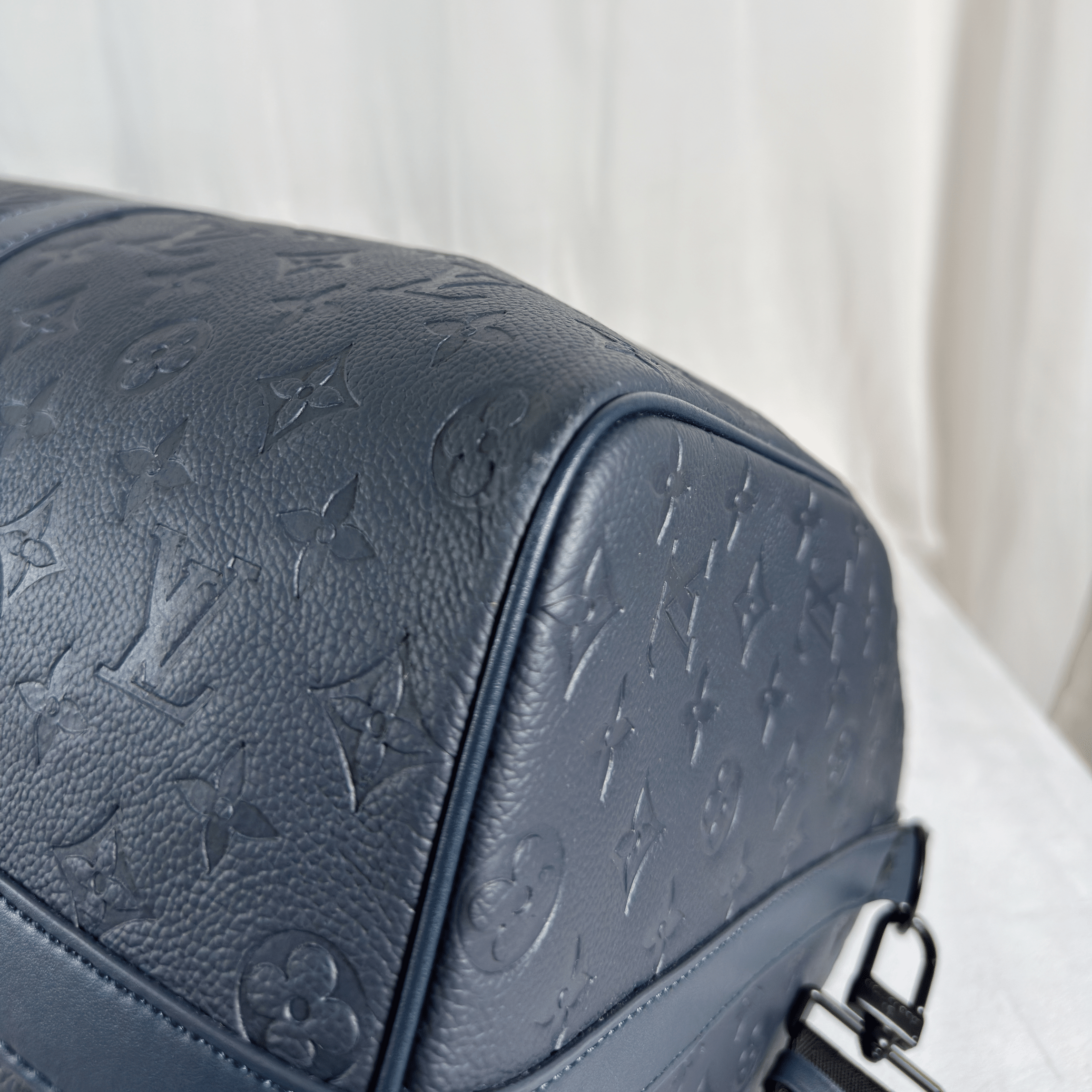 SAC DE VOYAGE LOUIS VUITTON KEEPALL BANDOULIERE 50 - CUIR MONOGRAM SHADOW M14840 - La Belle Boutique