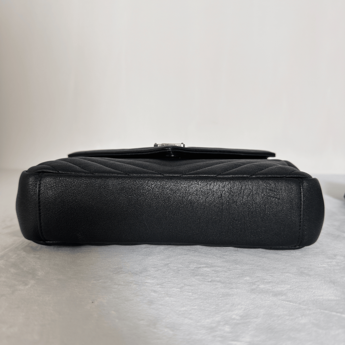 SAINT LAURENT - SAC COLLEGE MEDIUM - CUIR MATELASSE NOIR EFFET VIEILLI - QUINCAILLERIE ARGENT VIEILLI
