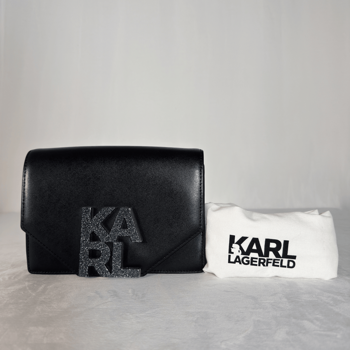 KARL LAGERFELD - SAC BANDOULIERE - CUIR LISSE NOIR - LOGO KARL PAILLETE