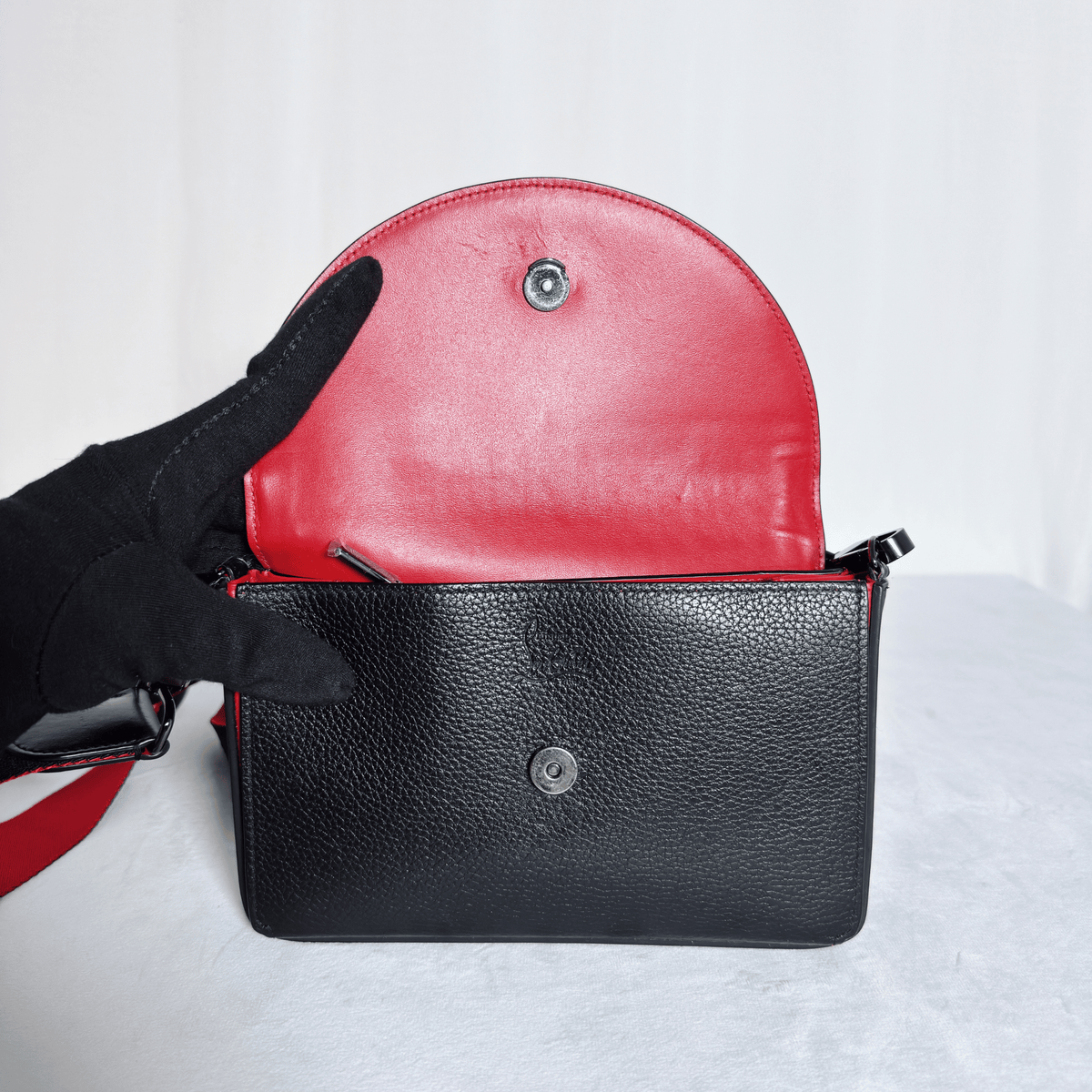 CHRISTIAN LOUBOUTIN - WALLET ON CHAIN EXPLORAFUNK - CUIR GRAINÉ NOIR ET SPIKES
