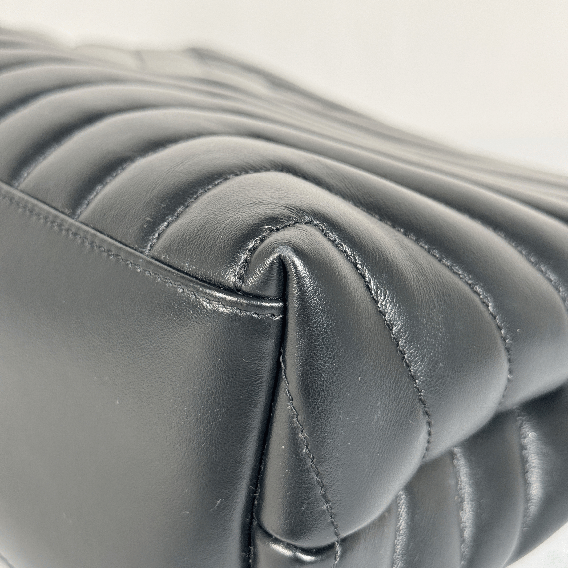 SAINT LAURENT - SAC LOULOU MOYEN - CUIR D'AGNEAU MATELASSÉ NOIR - BIJOUTERIE NOIRE