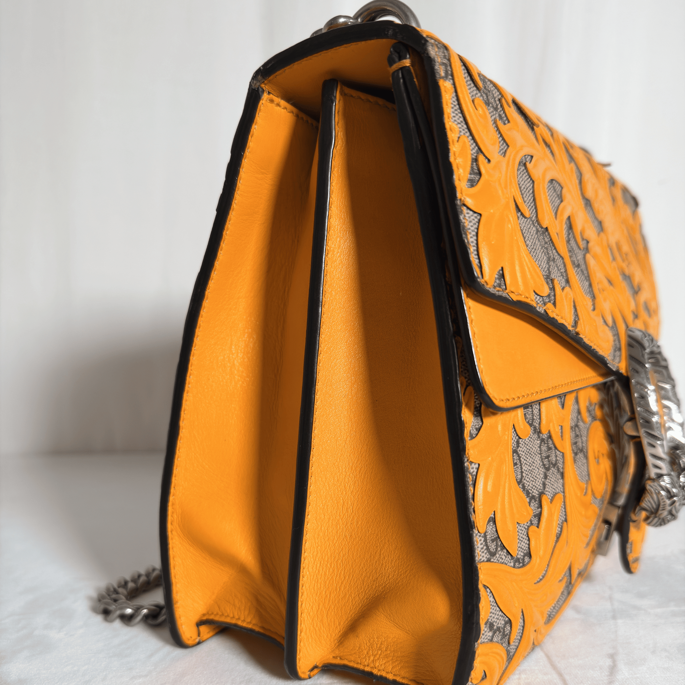 GUCCI - SAC DIONYSUS MEDIUM - TOILE GG SUPREME - ARABESQUES CUIR OCRE - ÉDITION LIMITÉE - La Belle Boutique