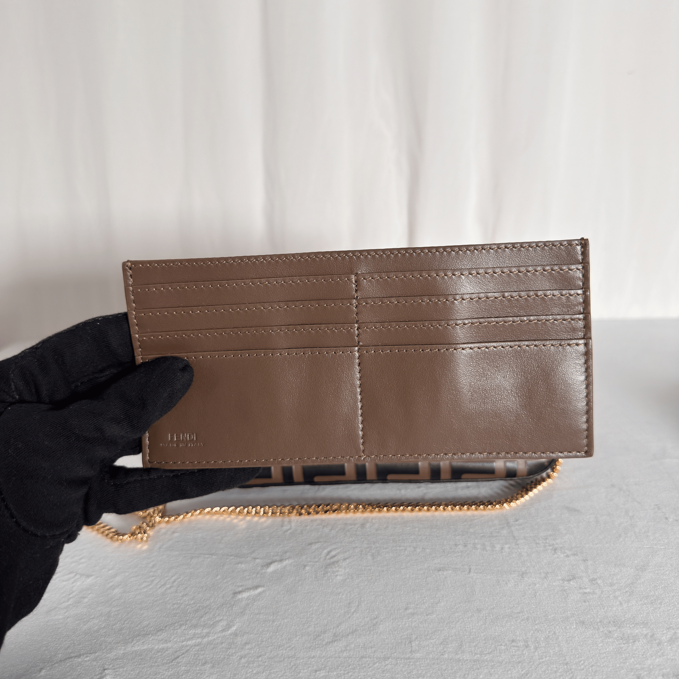 POCHETTE WALLET ON CHAIN FENDI - CUIR NAPPA EMBOSSÉ FF NOIR/TABAC