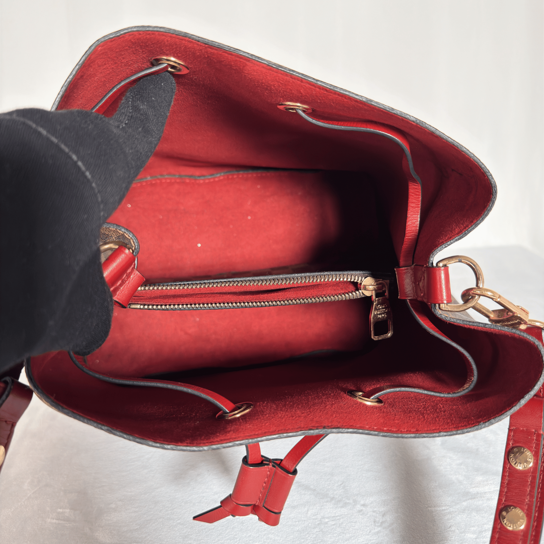 LOUIS VUITTON - NEO NOE MM - TOILE DAMIER EBENE - GARNITURE ROUGE