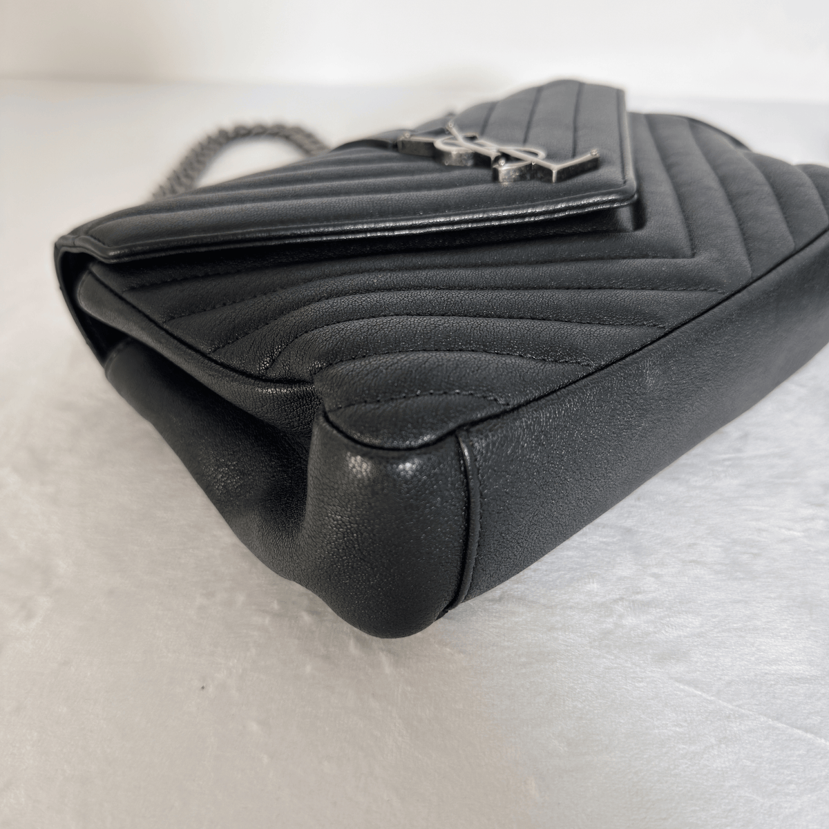 SAINT LAURENT - SAC COLLEGE MEDIUM - CUIR MATELASSE NOIR EFFET VIEILLI - QUINCAILLERIE ARGENT VIEILLI