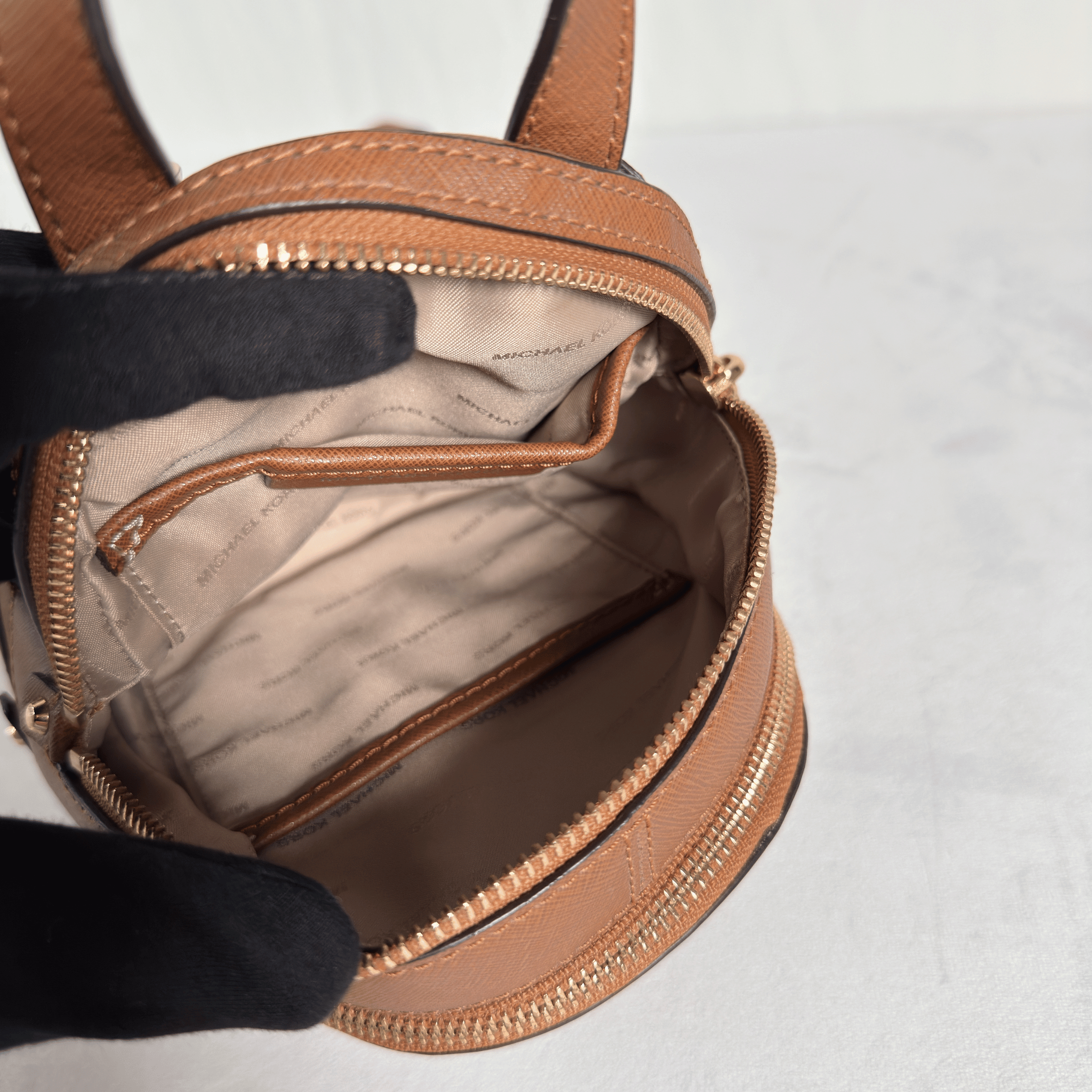 MICHAEL KORS - RHEA XTRA SMALL BACKPACK CONVERTIBLE - CUIR SAFFIANO CAMEL