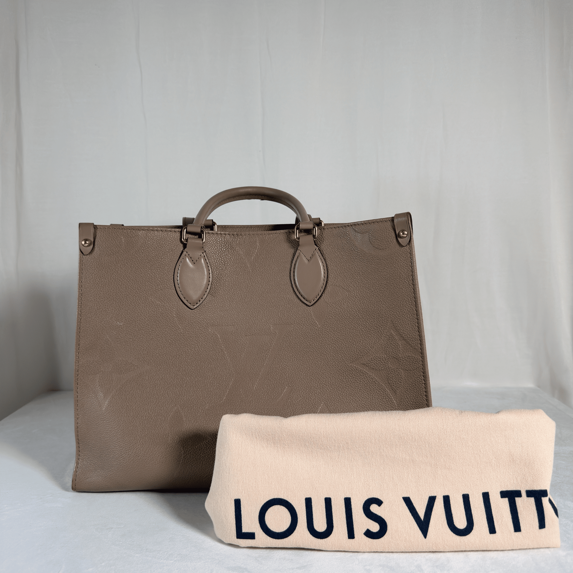 CABAS LOUIS VUITTON ONTHEGO MM - CUIR MONOGRAM EMPREINTE TOURTERELLE - La Belle Boutique