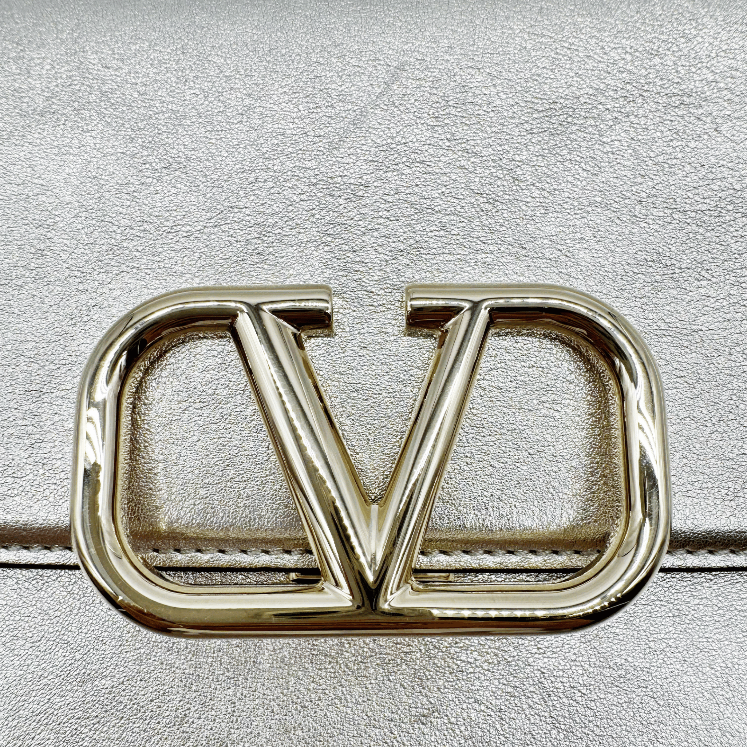 SAC VALENTINO GARAVANI VSLING SMALL EN CUIR GRAINÉ MÉTALLISÉ ARGENTÉ